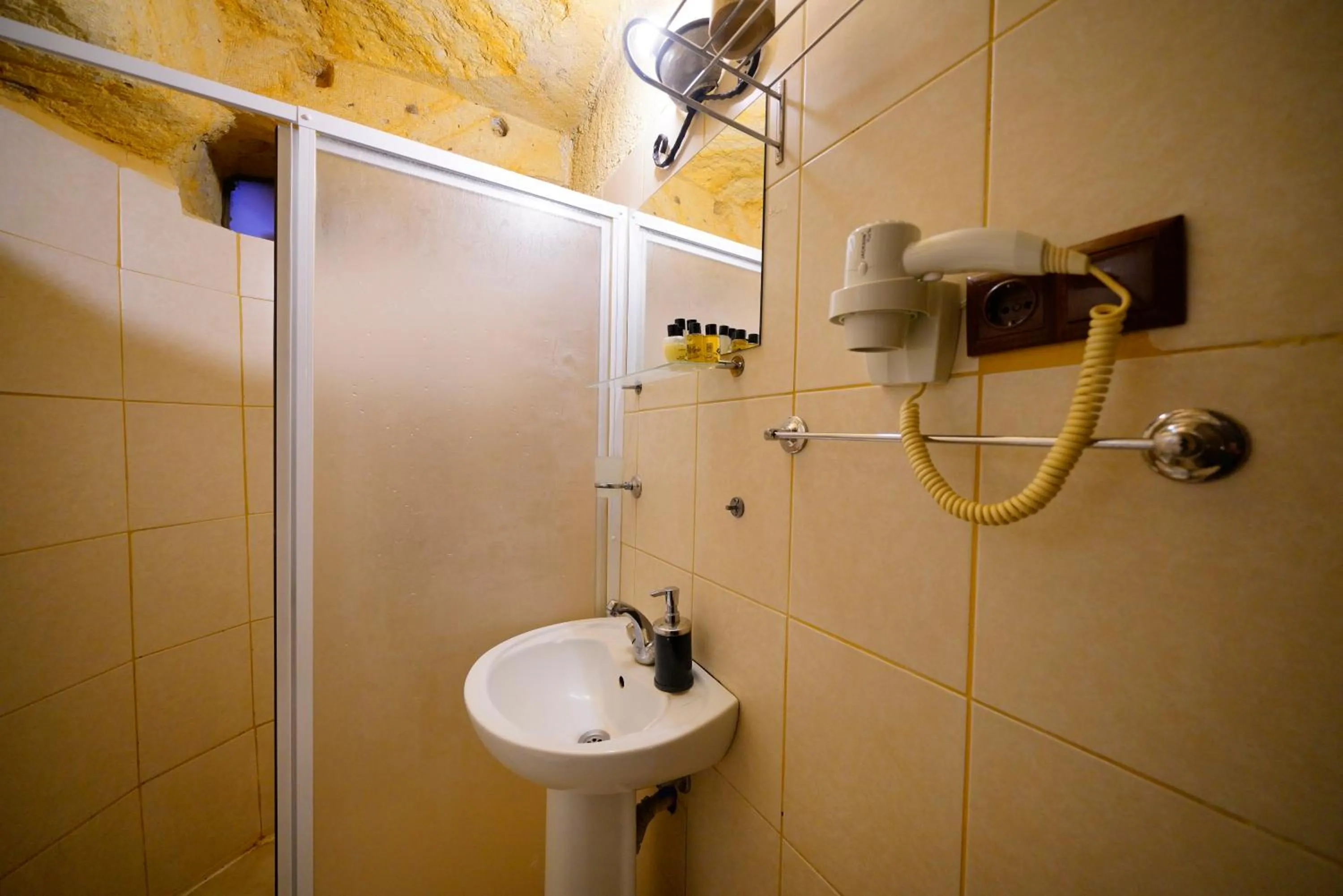 Bathroom in Antik Cave House