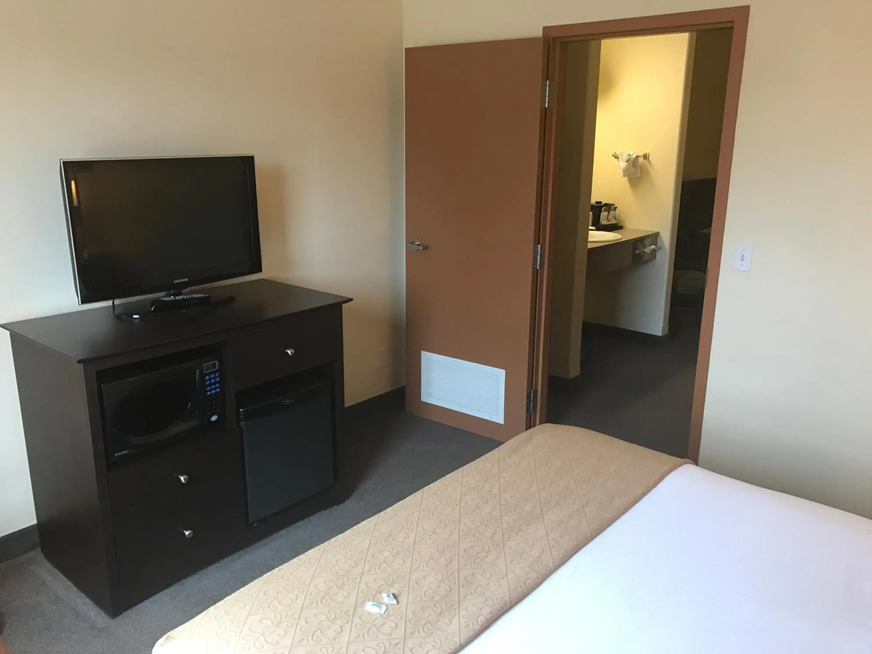 Bed in Super 8 by Wyndham Barrie South Bed in Super 8 by Wyndham Barrie South