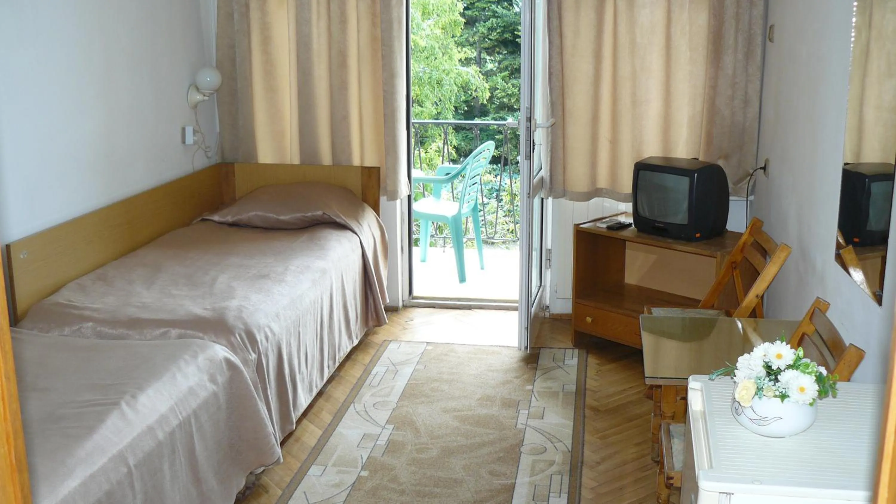 TV/Entertainment Center in Hotel Briz 3 - Free Parking