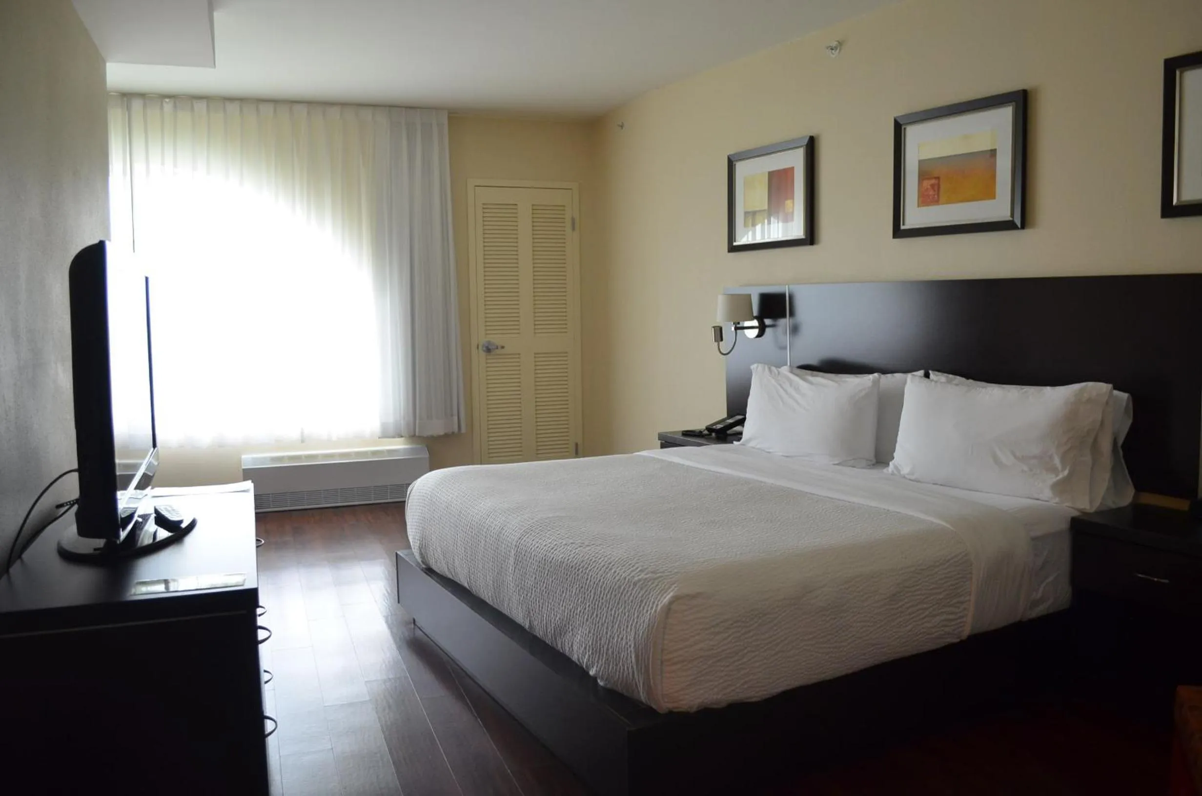 Bed in Holiday Inn & Suites Montreal Airport by IHG