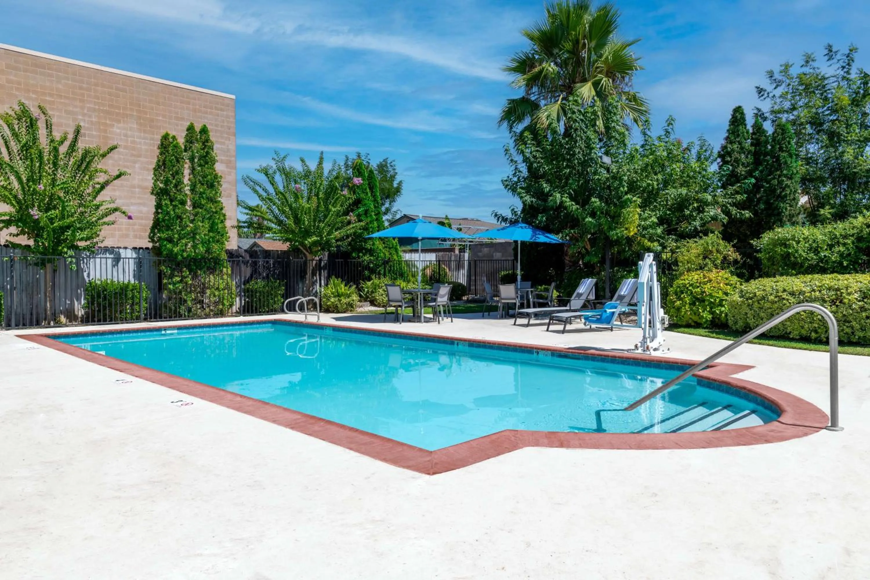 Pool view in Hampton Inn & Suites Sacramento-Auburn Boulevard