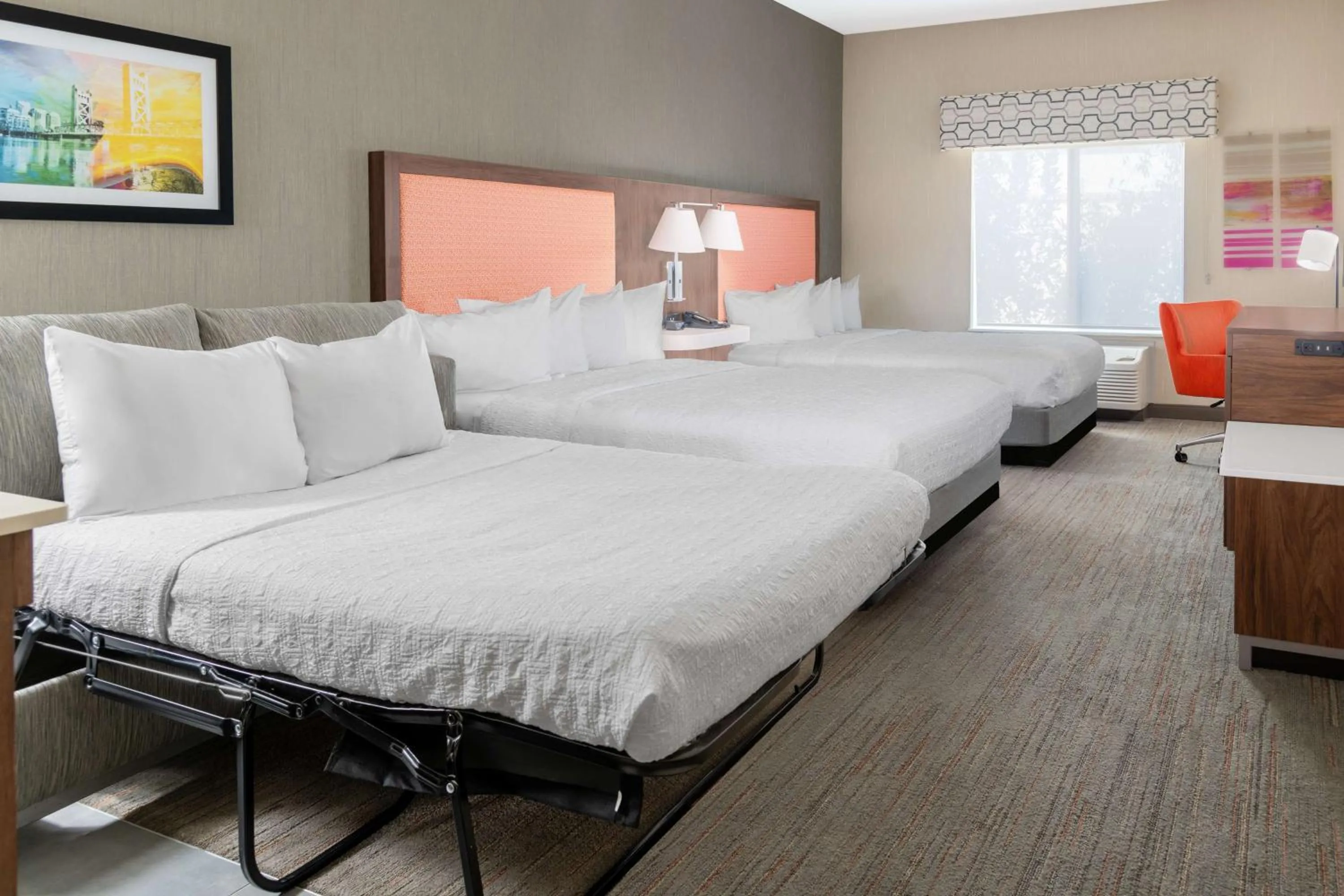 Living room, Bed in Hampton Inn & Suites Sacramento-Auburn Boulevard