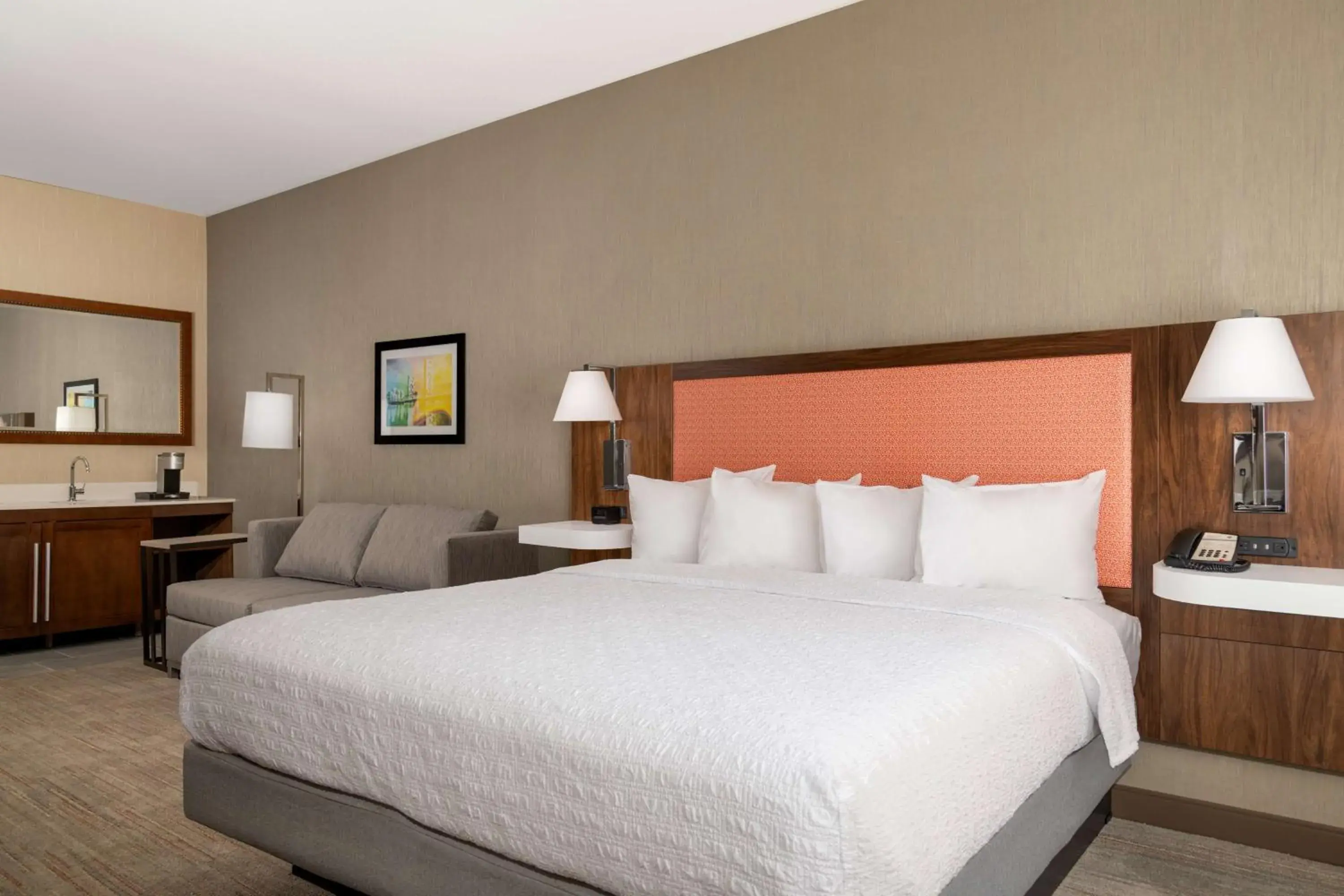 Living room, Bed in Hampton Inn & Suites Sacramento-Auburn Boulevard Living room, Bed in Hampton Inn & Suites Sacramento-Auburn Boulevard