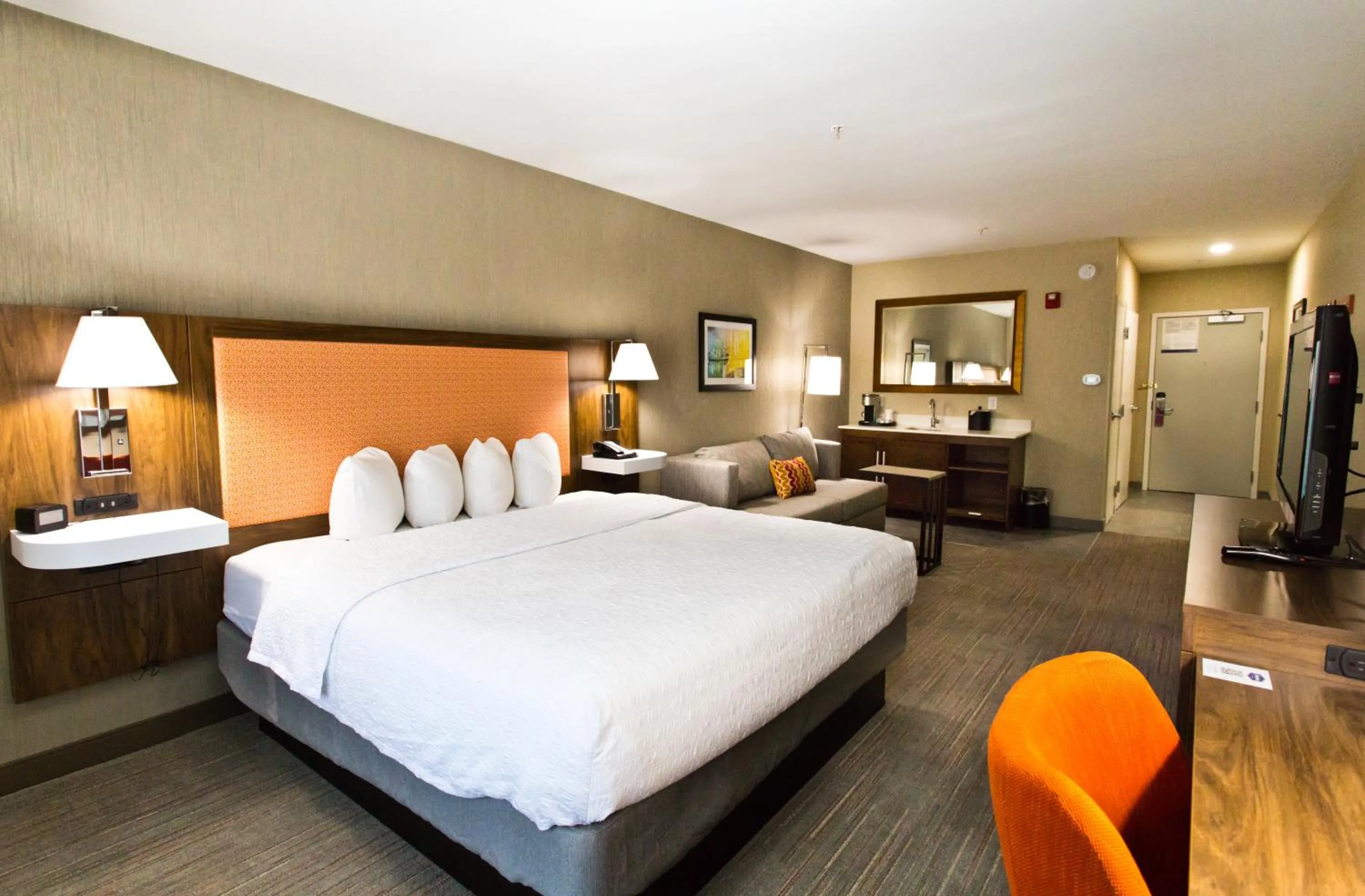Bedroom, Bed in Hampton Inn & Suites Sacramento-Auburn Boulevard