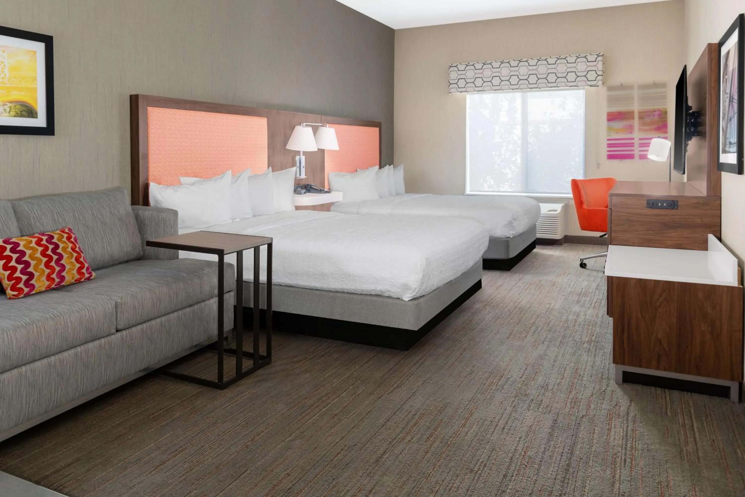 Living room, Bed in Hampton Inn & Suites Sacramento-Auburn Boulevard