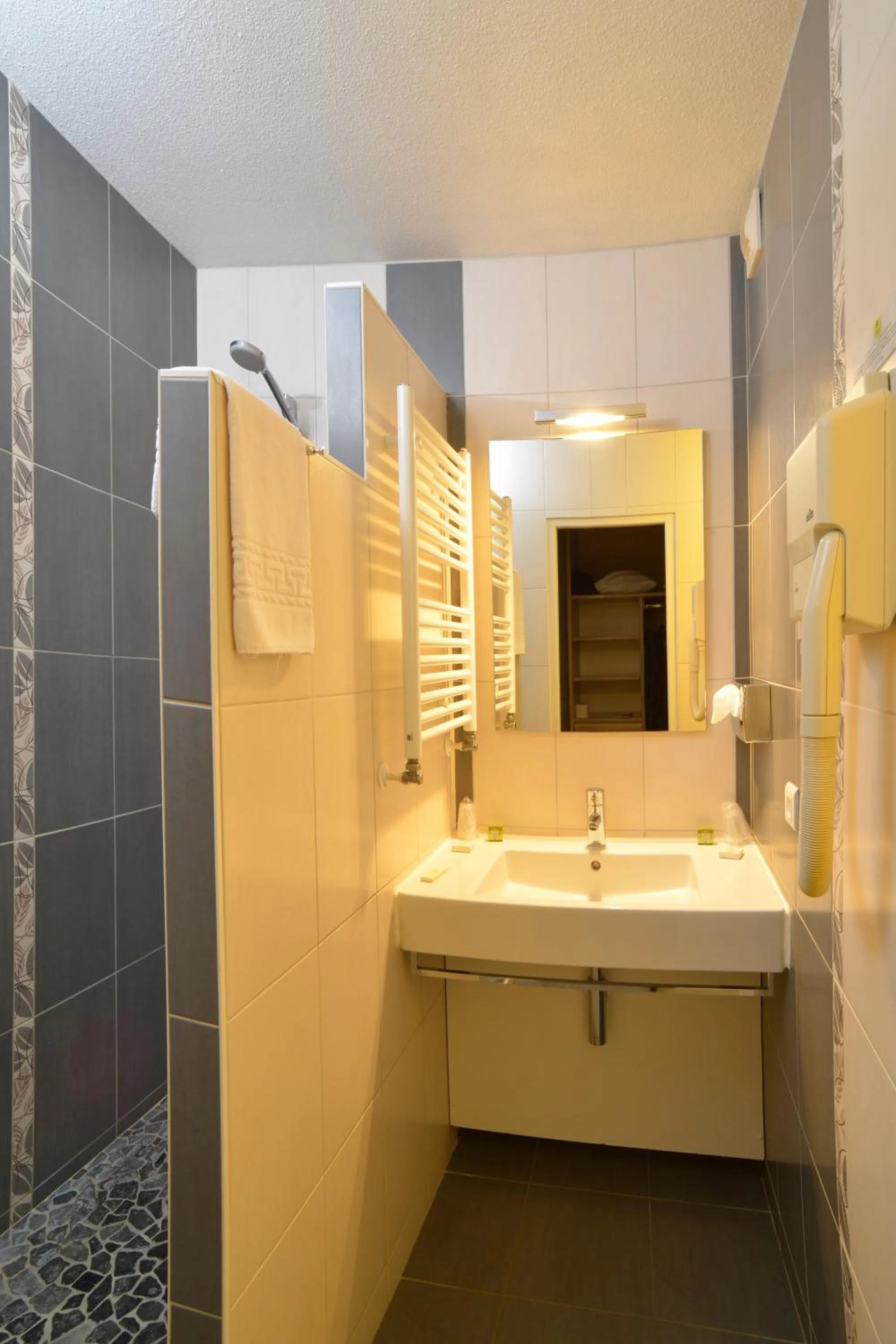 Bathroom in Le Bois Dormant-Hôtel Restaurant & Spa Logis Hôtel