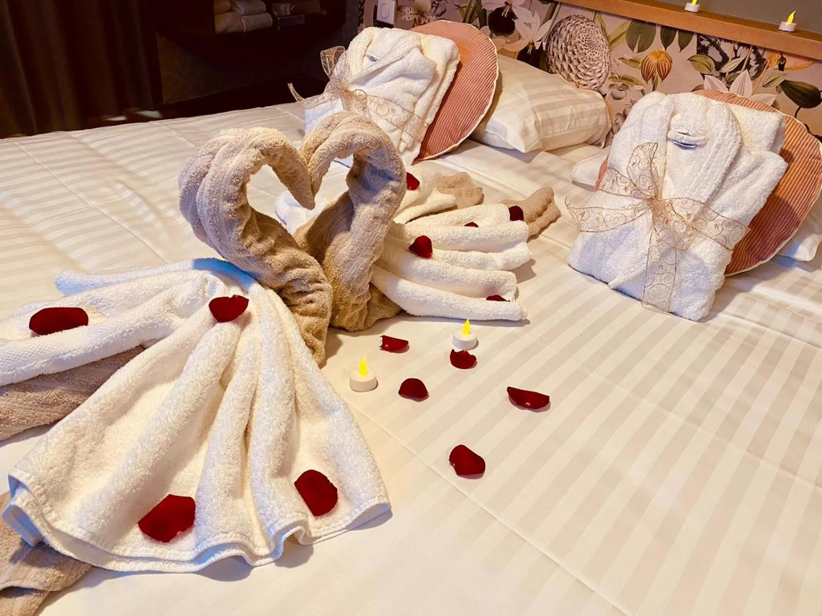 Decorative detail, Bed in Le Bois Dormant-Hôtel Restaurant & Spa Logis Hôtel