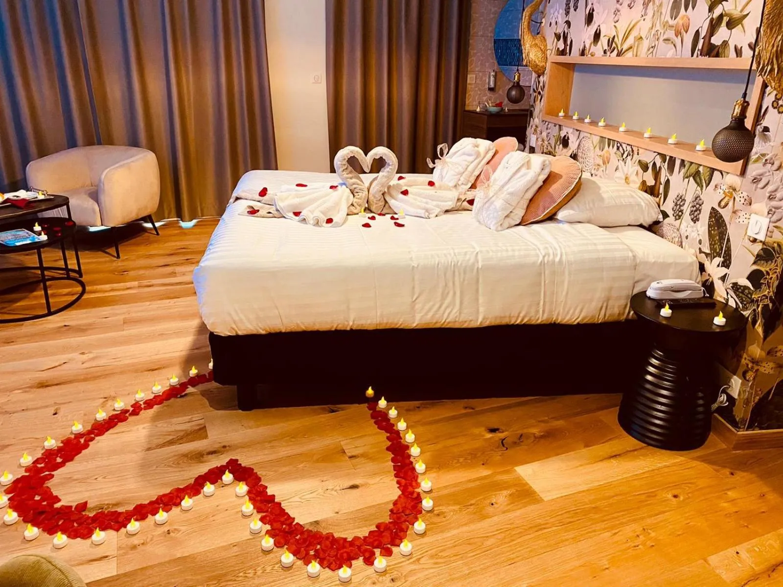 Decorative detail, Bed in Le Bois Dormant-Hôtel Restaurant & Spa Logis Hôtel