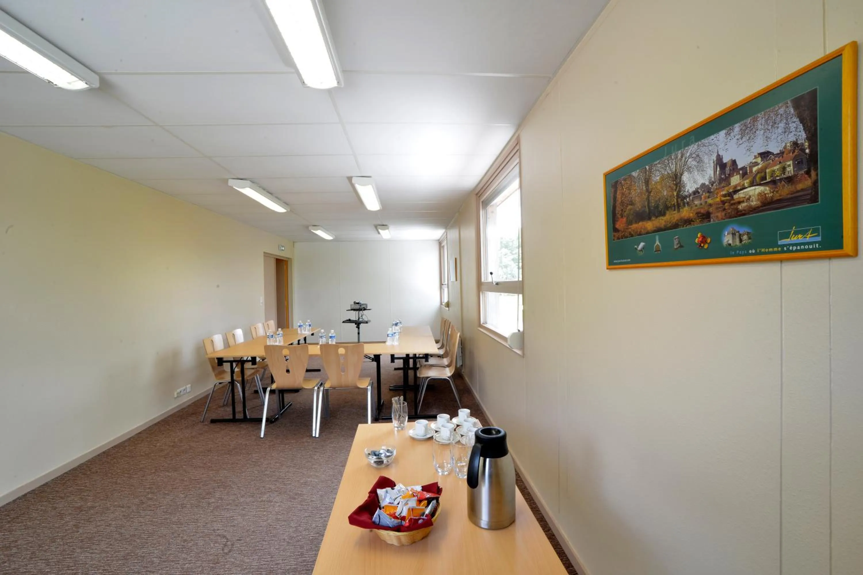 TV and multimedia in Le Bois Dormant-Hôtel Restaurant & Spa Logis Hôtel