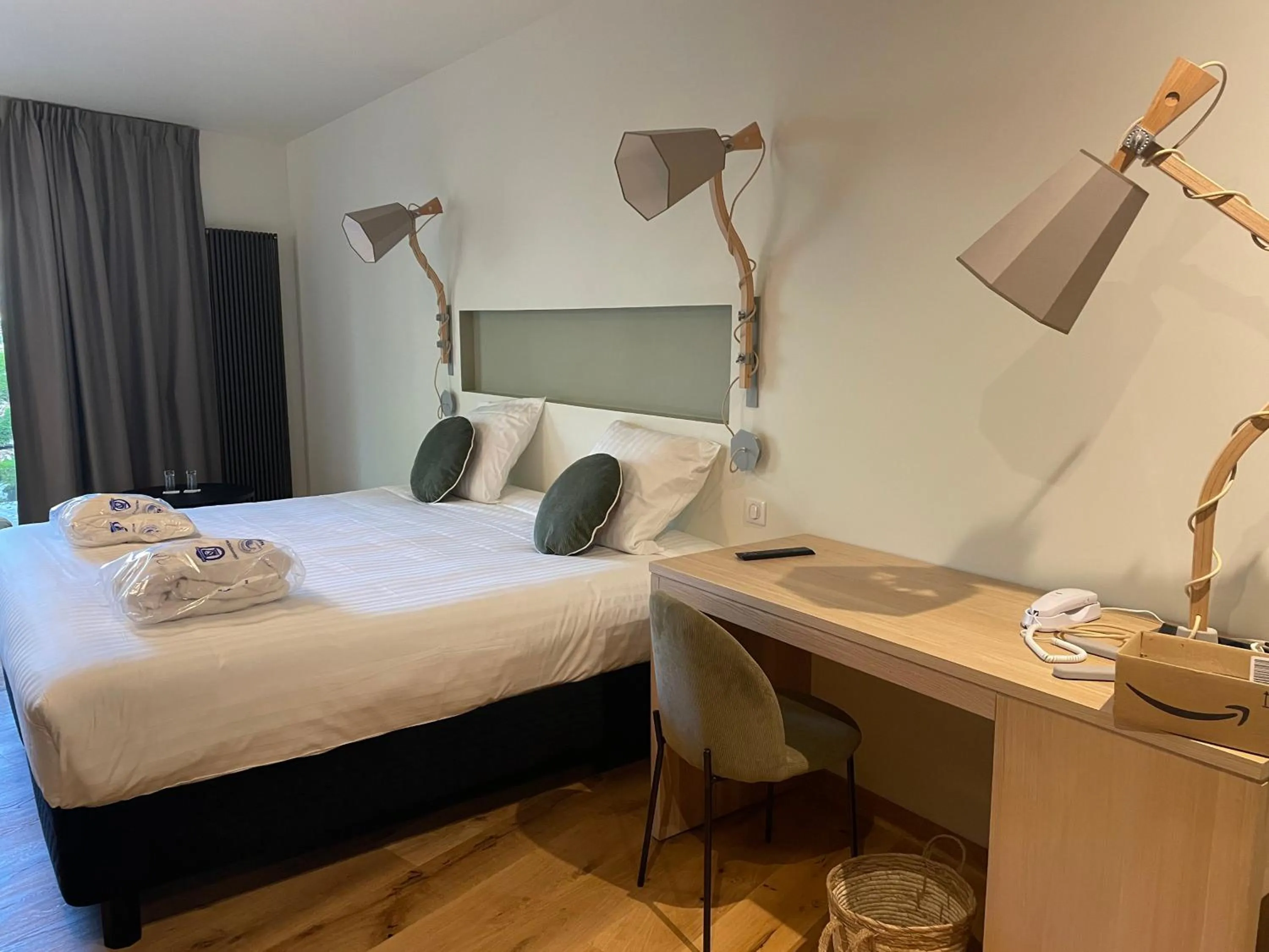 Bed in Le Bois Dormant-Hôtel Restaurant & Spa Logis Hôtel