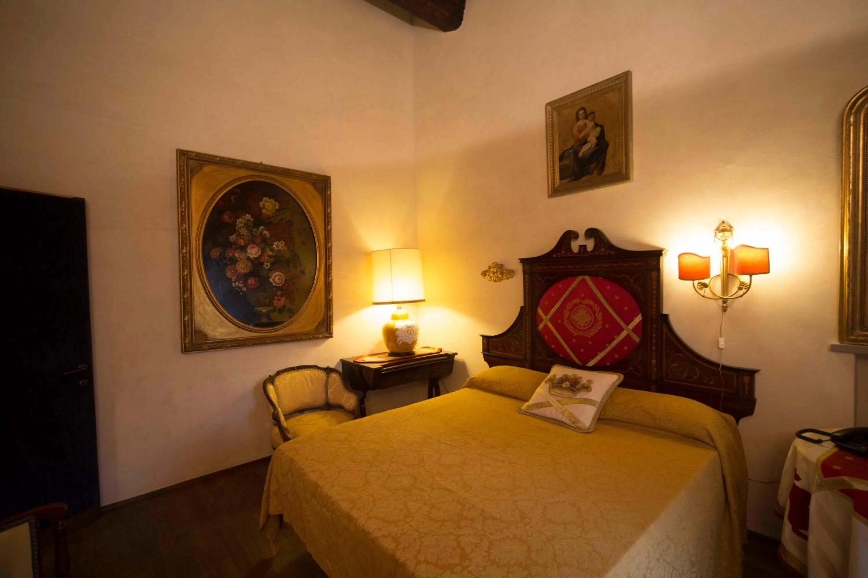 Photo of the whole room, Bed in Hotel Castello Di Vigoleno