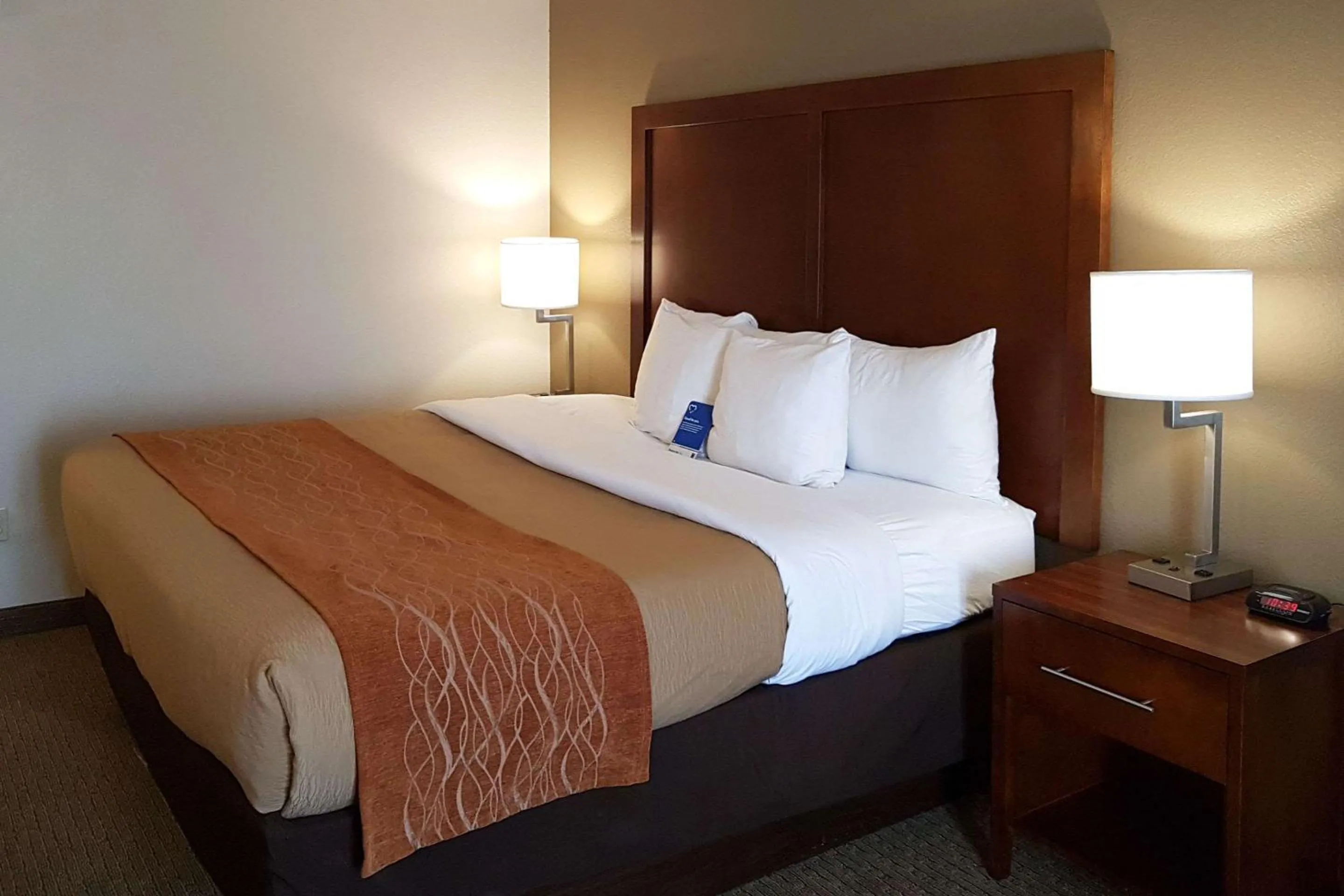 Photo of the whole room, Bed in Comfort Inn I-10 West at 51st Ave