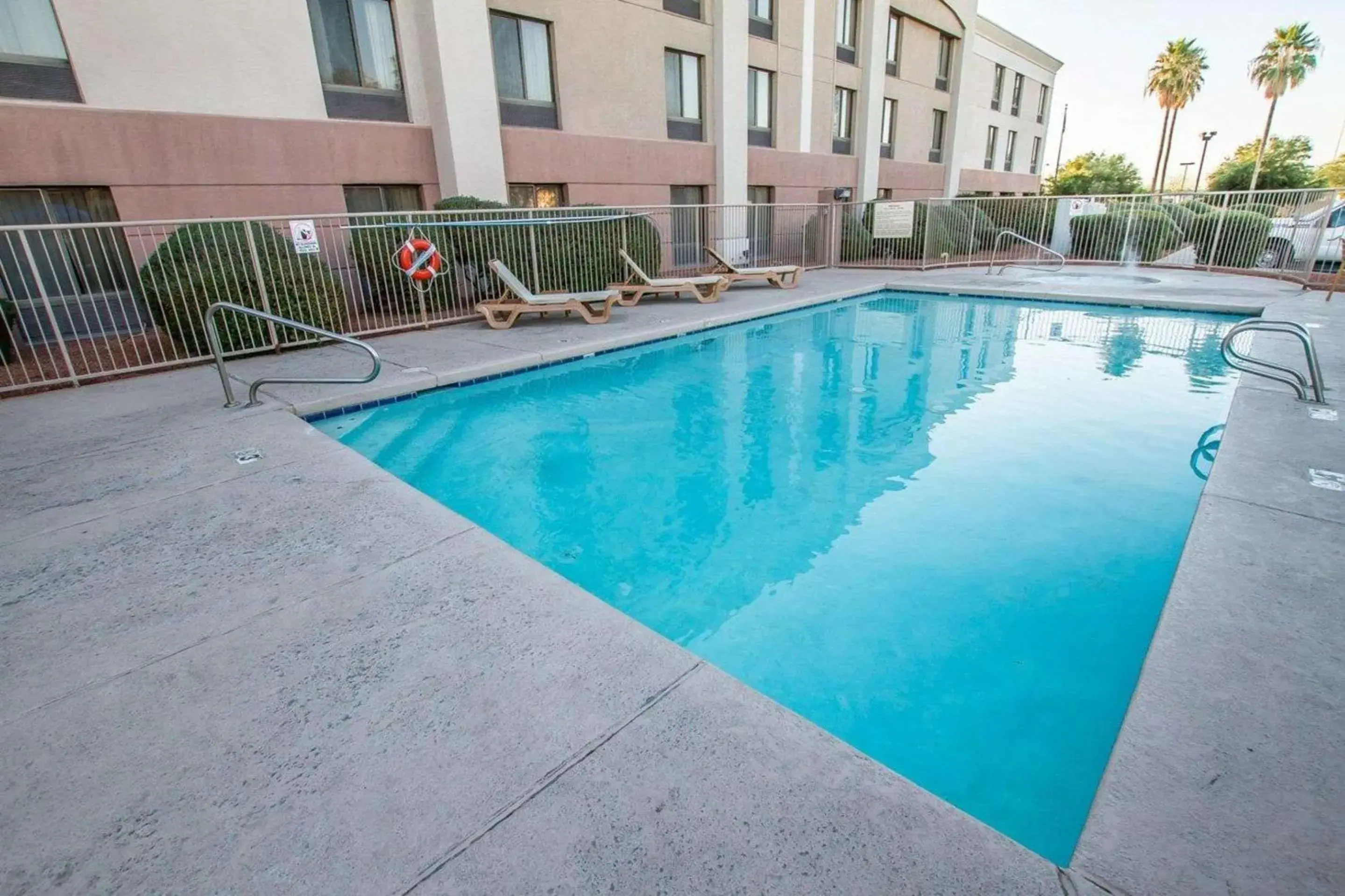 Swimming pool in Comfort Inn I-10 West at 51st Ave Swimming pool in Comfort Inn I-10 West at 51st Ave
