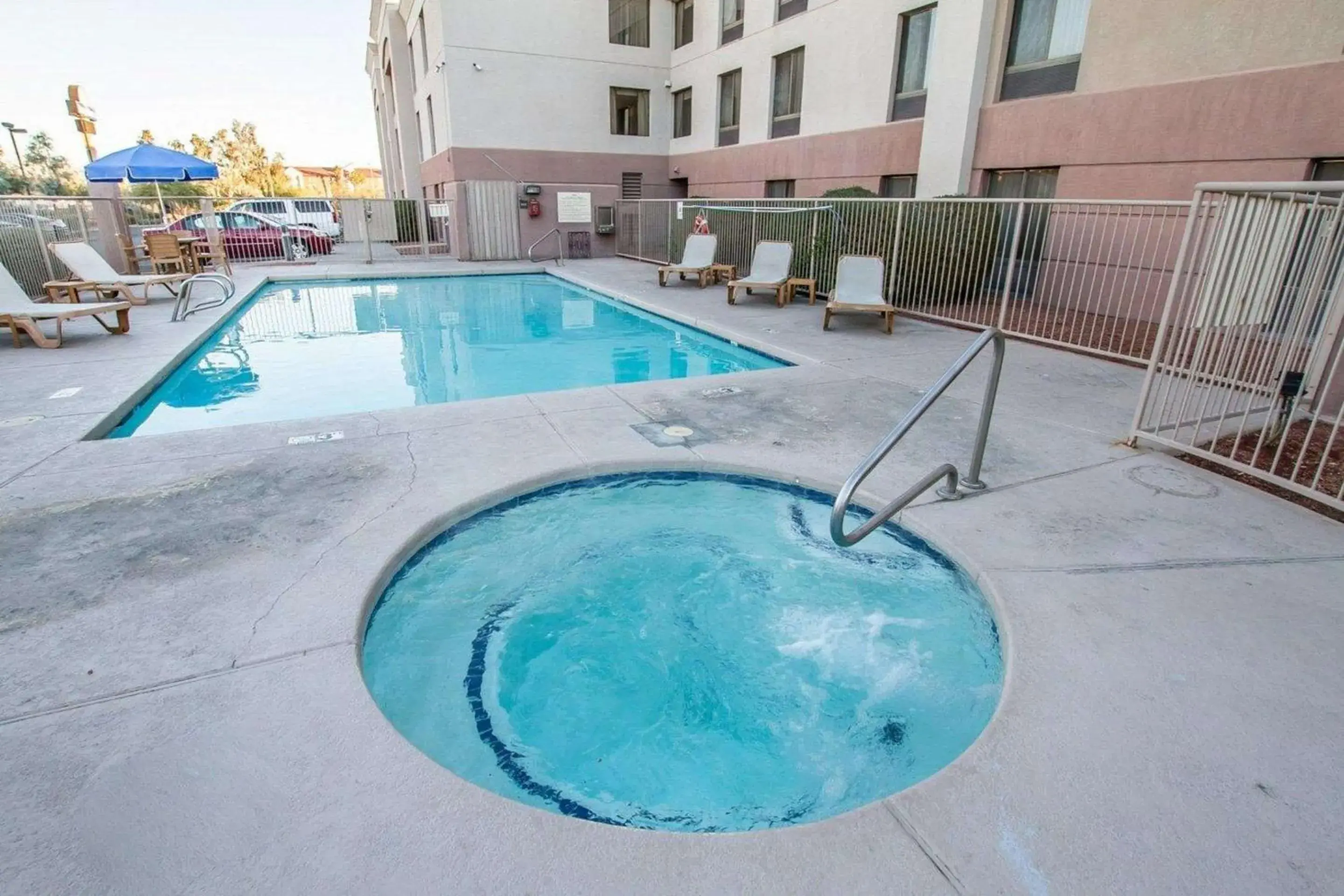Swimming pool in Comfort Inn I-10 West at 51st Ave Swimming pool in Comfort Inn I-10 West at 51st Ave