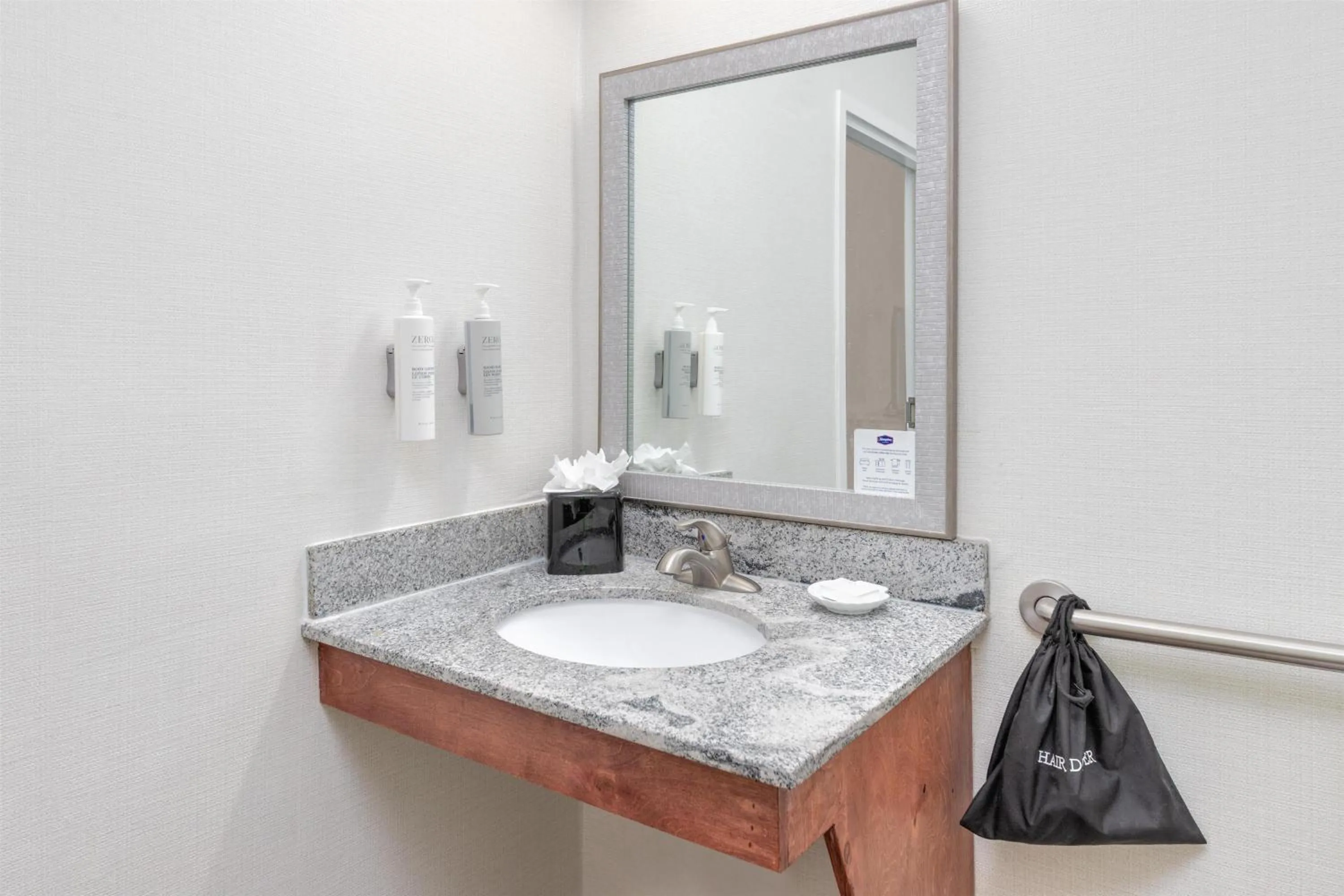Bathroom in Hampton Inn Phoenix Midtown Downtown Area