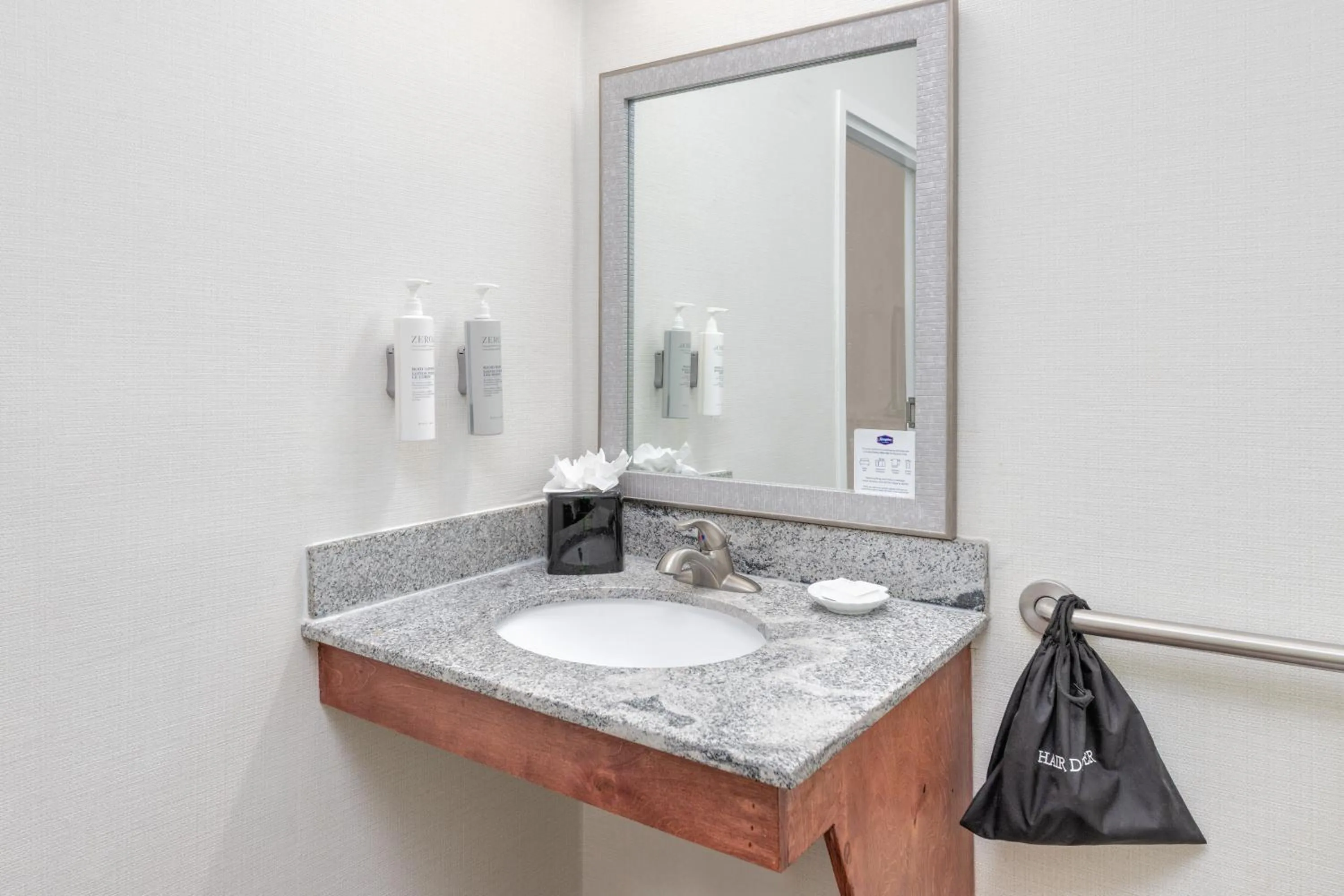 Bathroom in Hampton Inn Phoenix Midtown Downtown Area