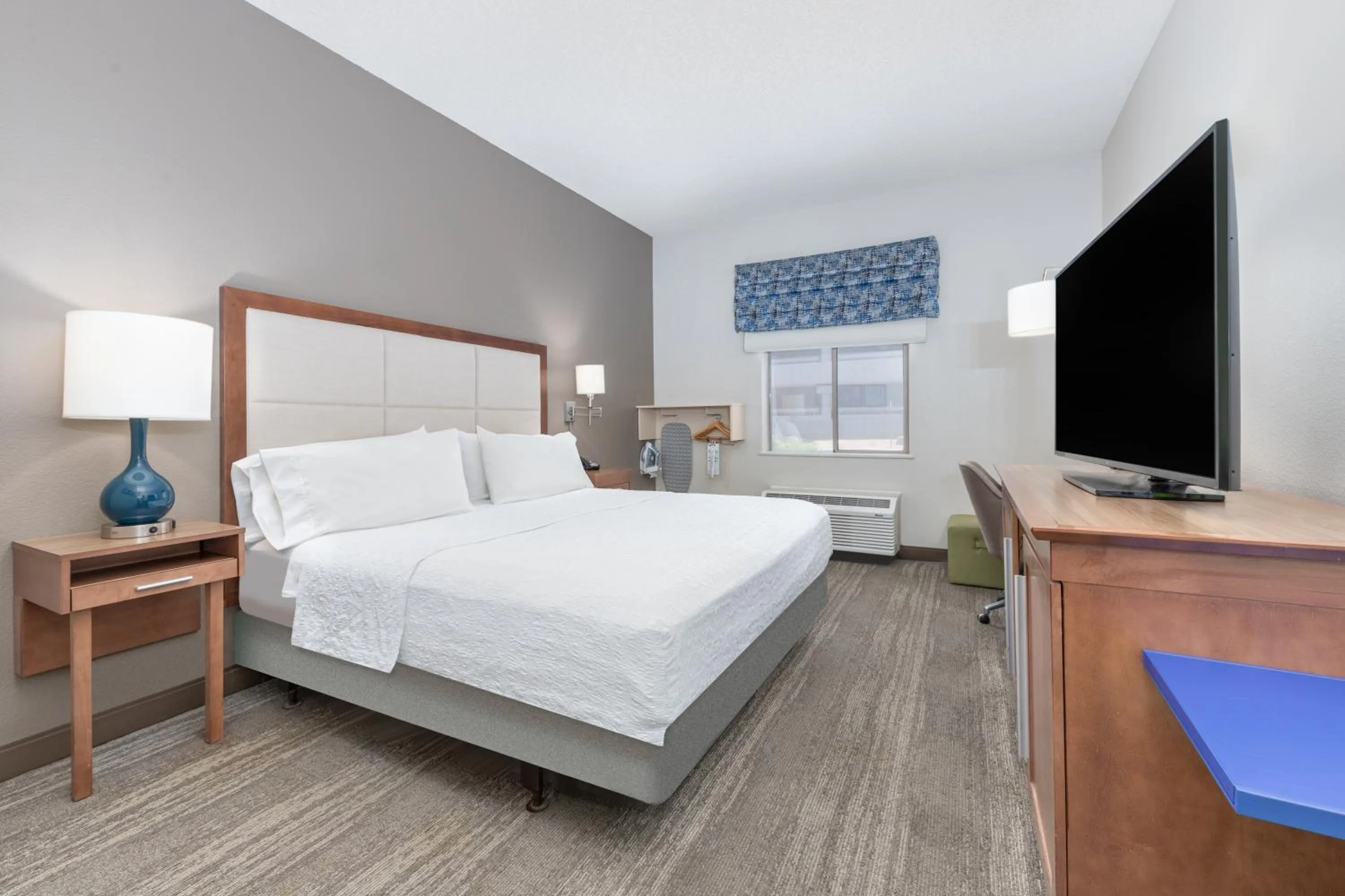 Guests, Bed in Hampton Inn Phoenix Midtown Downtown Area