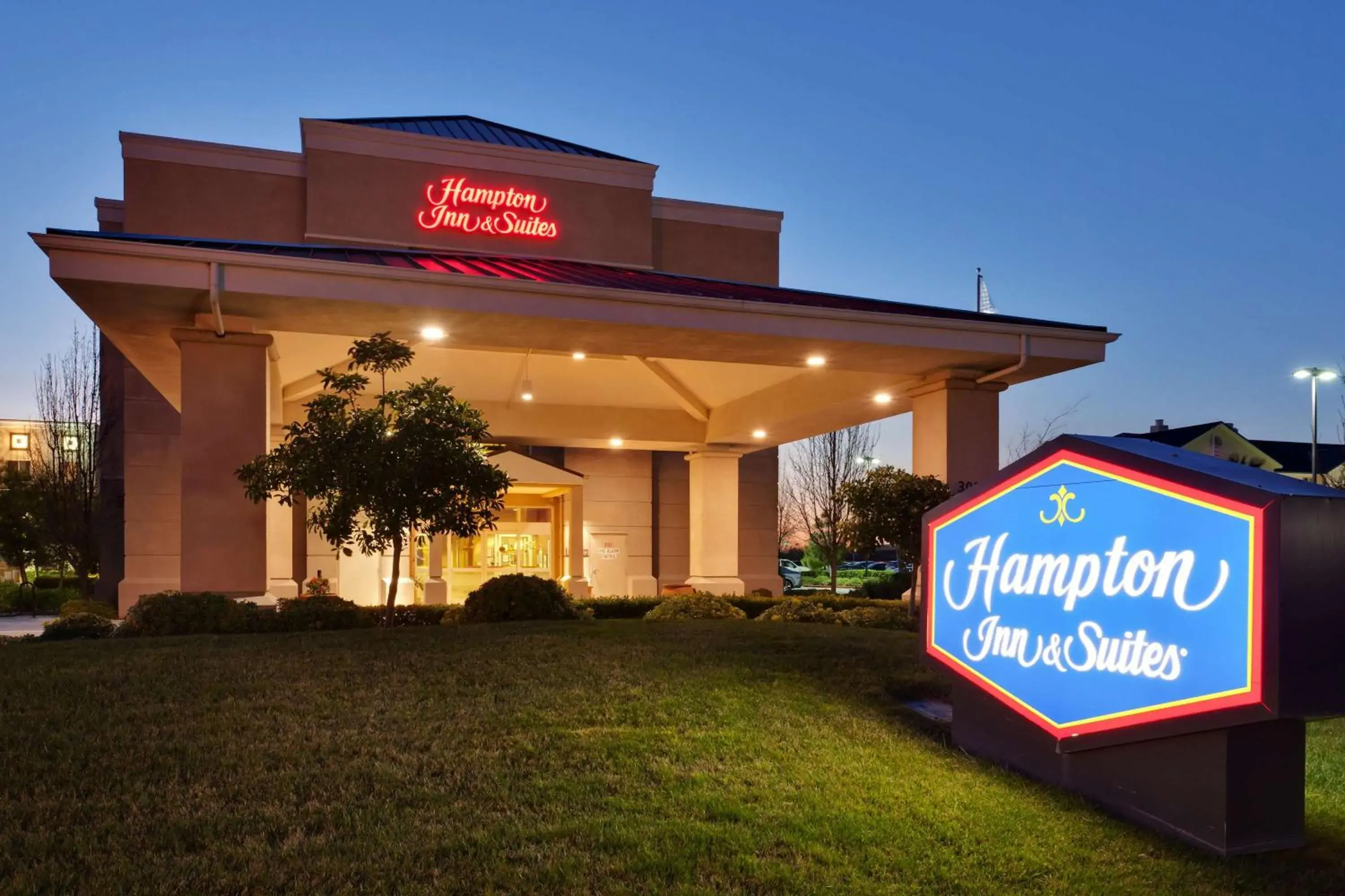 Property building in Hampton Inn & Suites Sacramento-Airport-Natomas Property building in Hampton Inn & Suites Sacramento-Airport-Natomas
