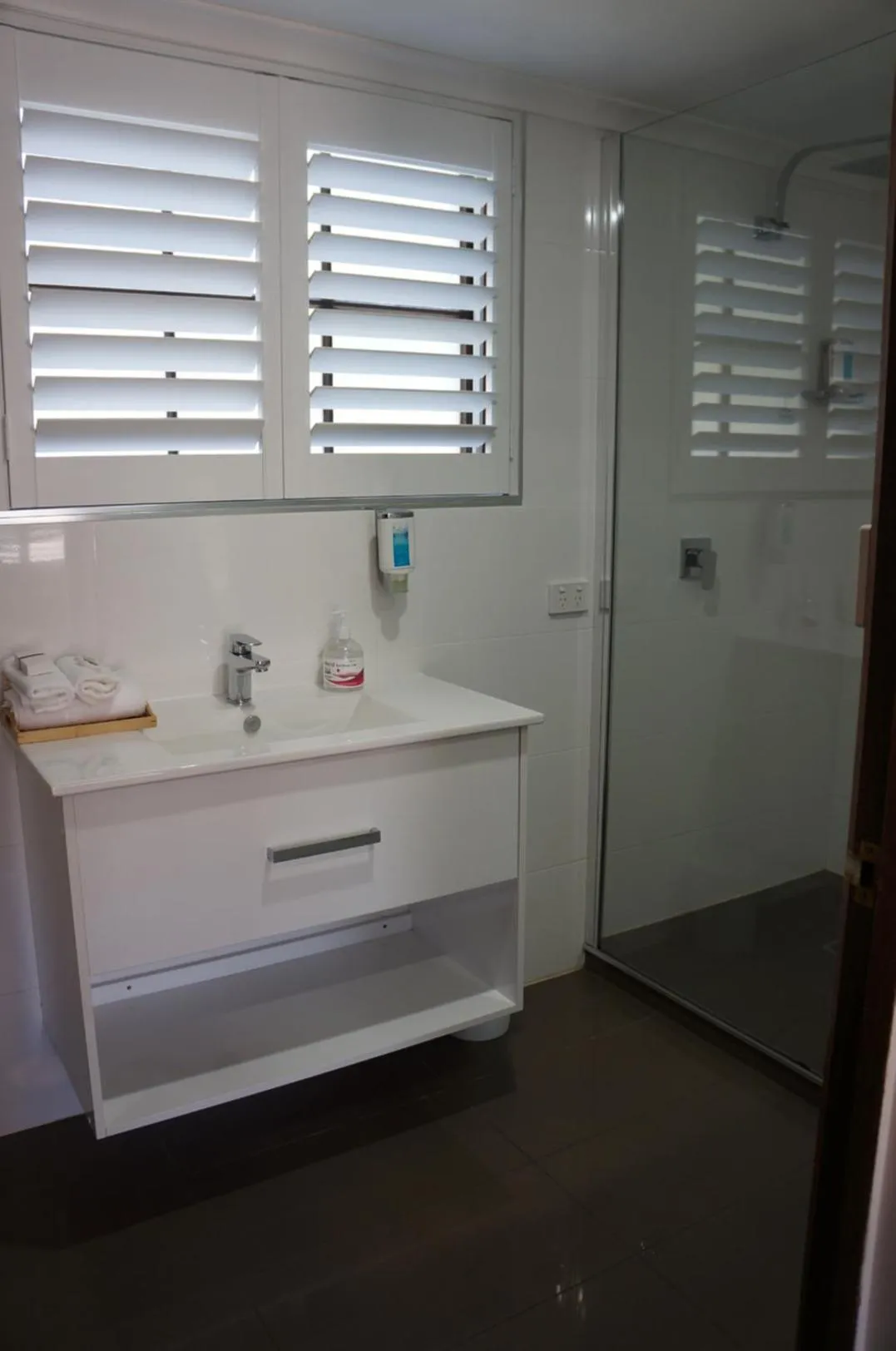 Waves Motel and Apartments