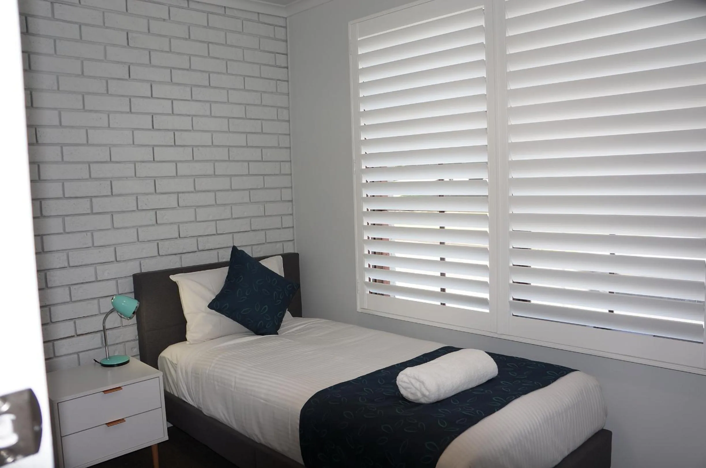 Bed in Waves Motel and Apartments