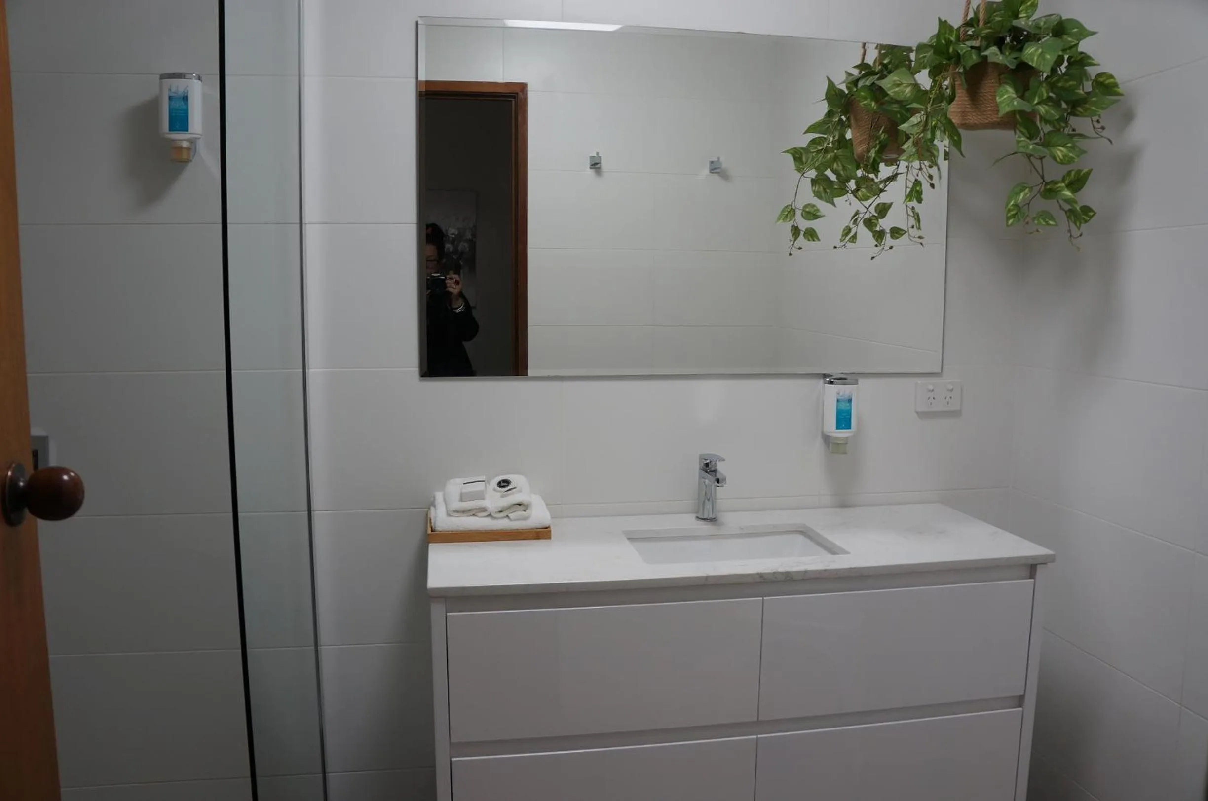 Bathroom in Waves Motel and Apartments