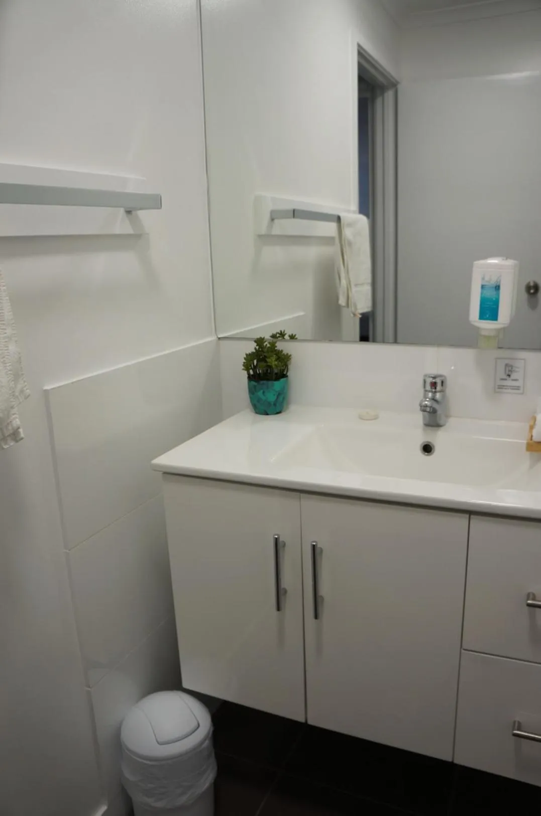 Waves Motel and Apartments