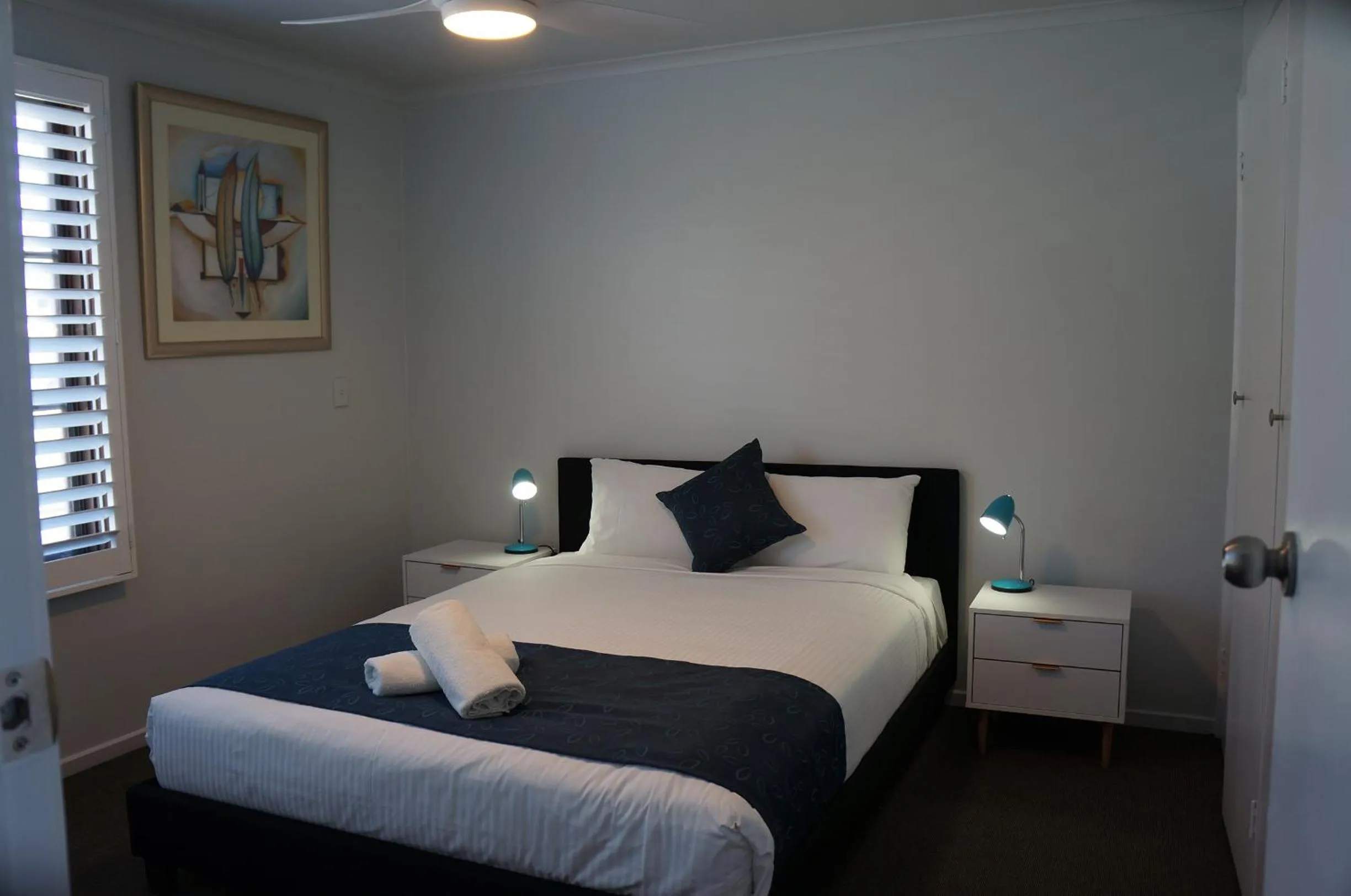 Bed in Waves Motel and Apartments