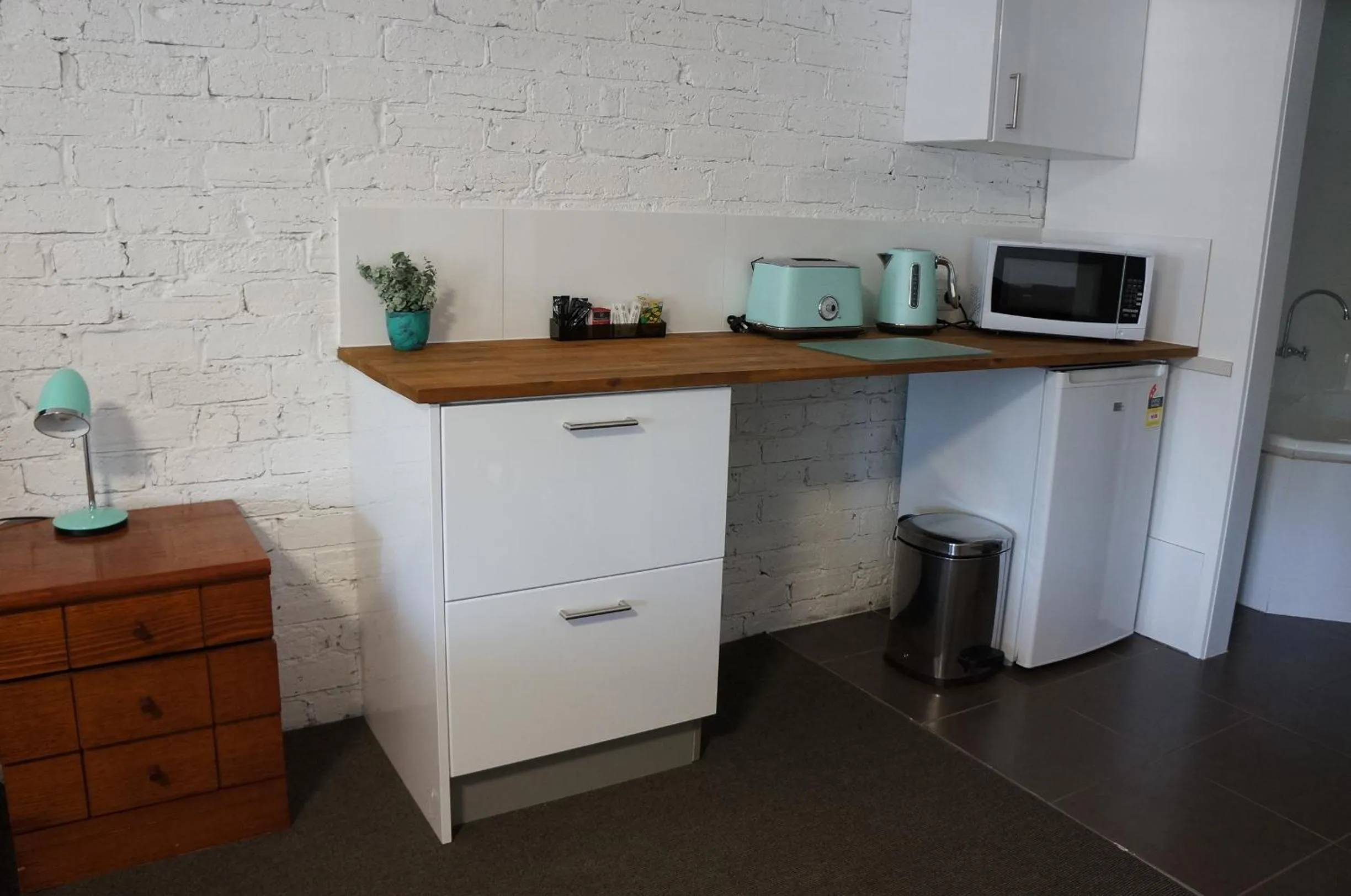 Waves Motel and Apartments