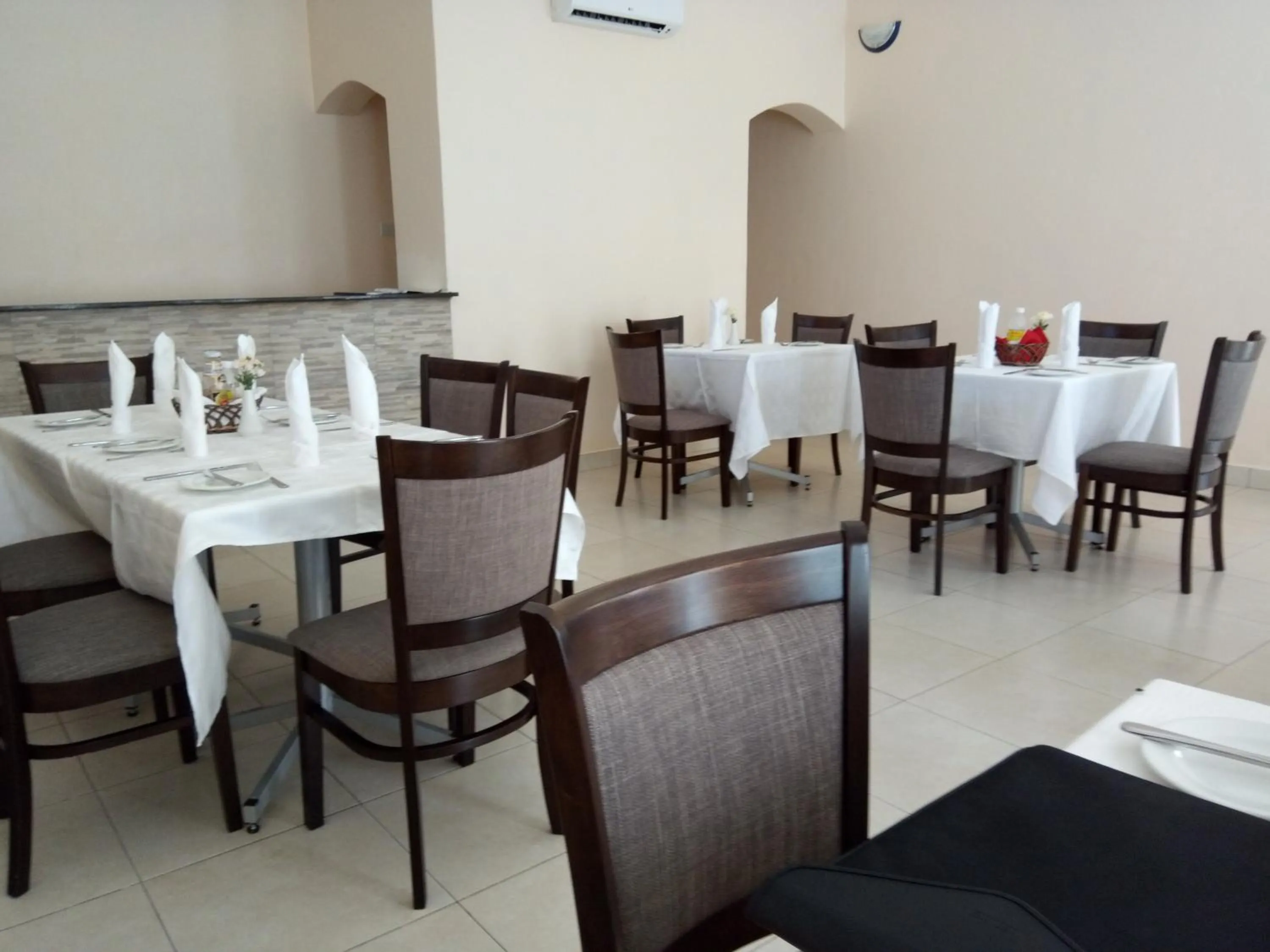 Restaurant/places to eat in Wadonda Suites