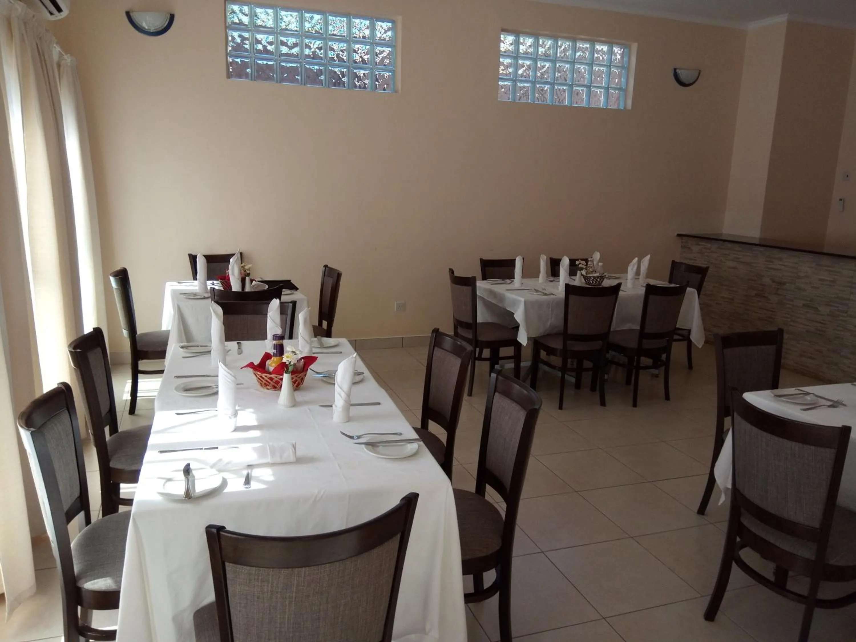 Restaurant/places to eat in Wadonda Suites