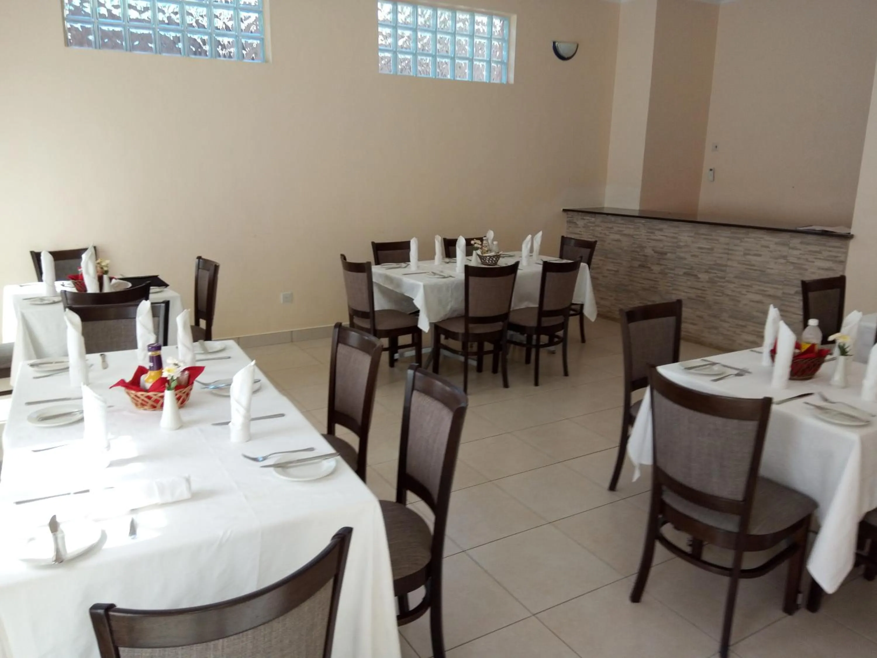Restaurant/places to eat in Wadonda Suites