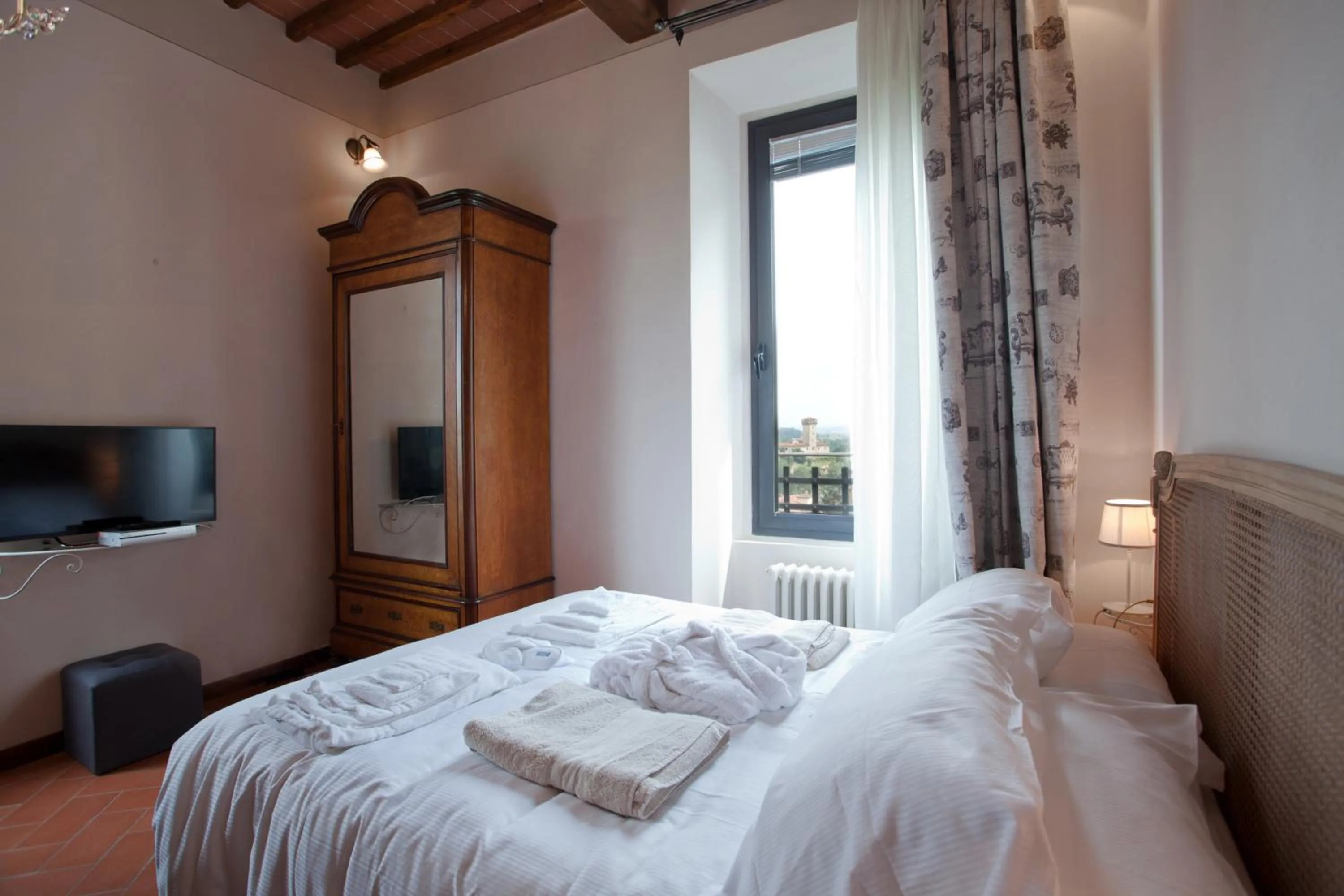 Photo of the whole room, Bed in Relais Villa Belvedere