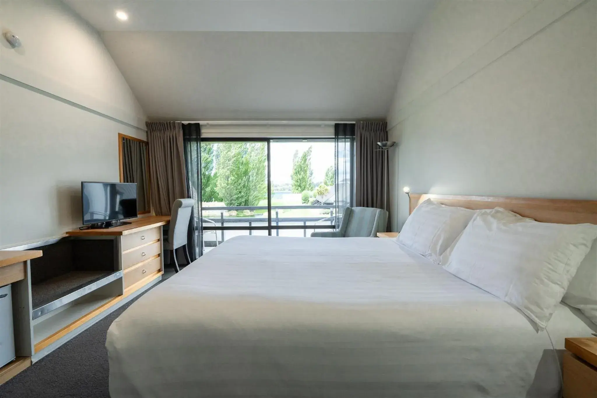 Bed in Edgewater Hotel Bed in Edgewater Hotel