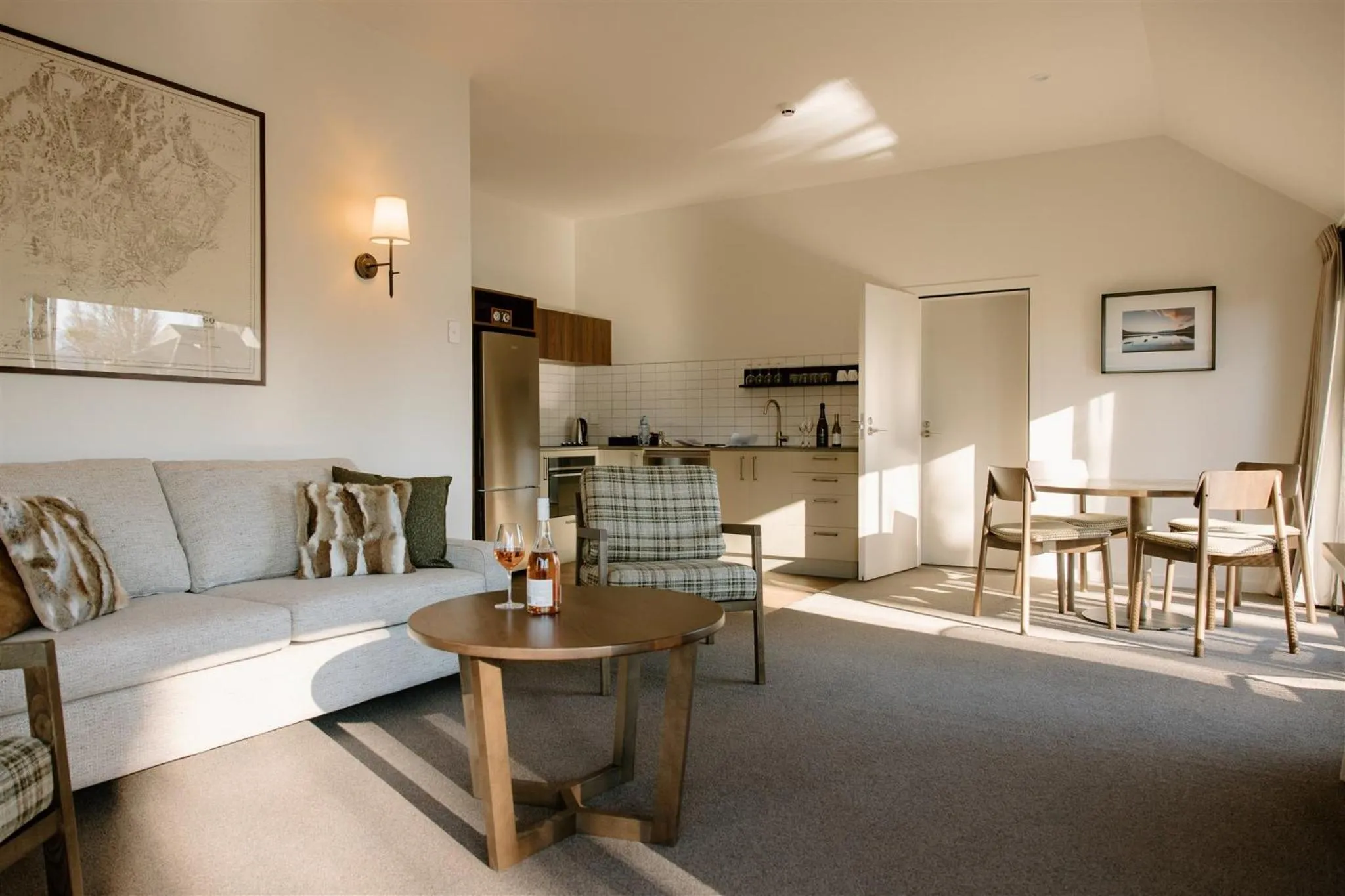 Living room in Edgewater Hotel