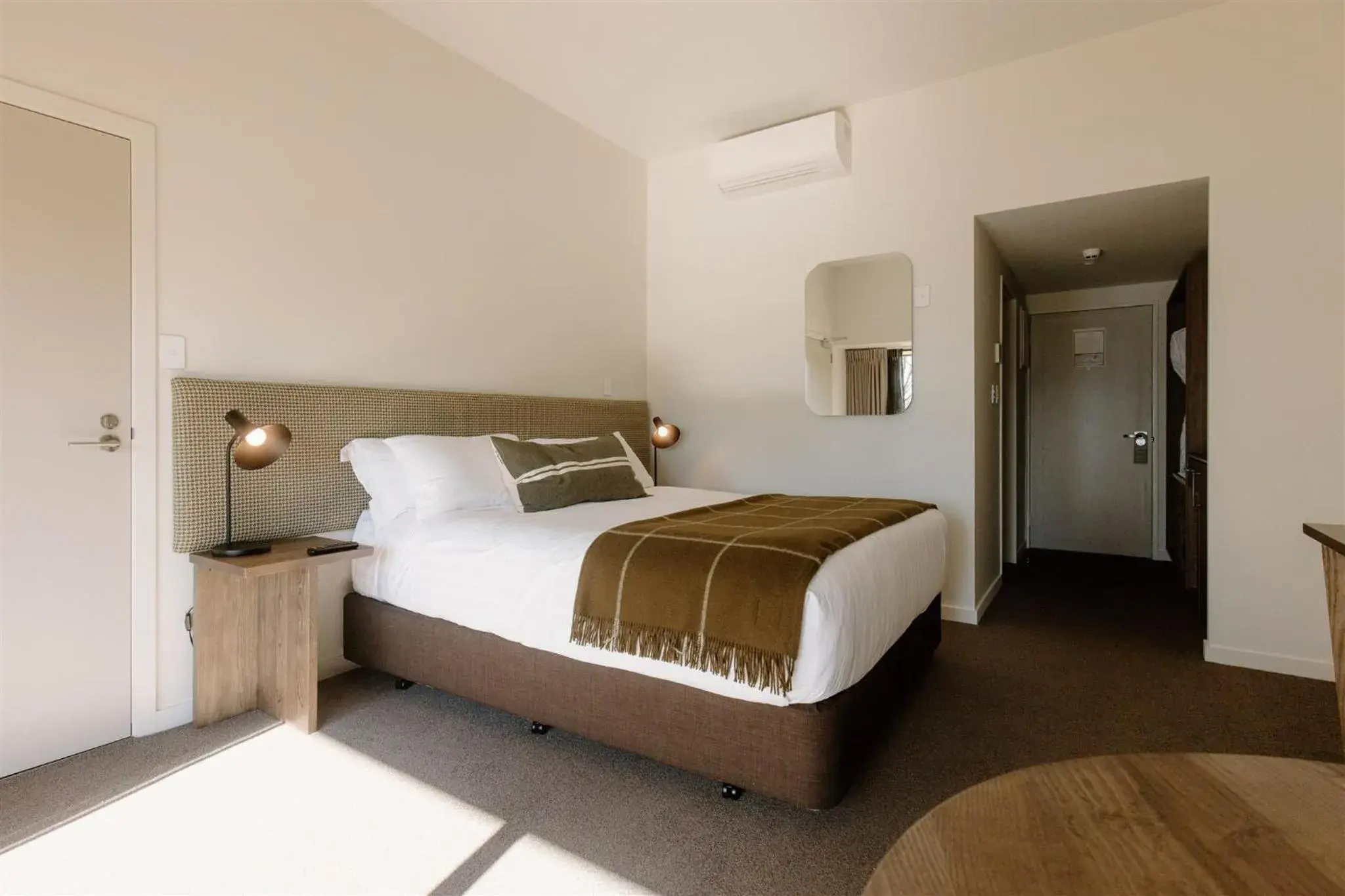 Premium Hotel Room in Edgewater Hotel Premium Hotel Room in Edgewater Hotel