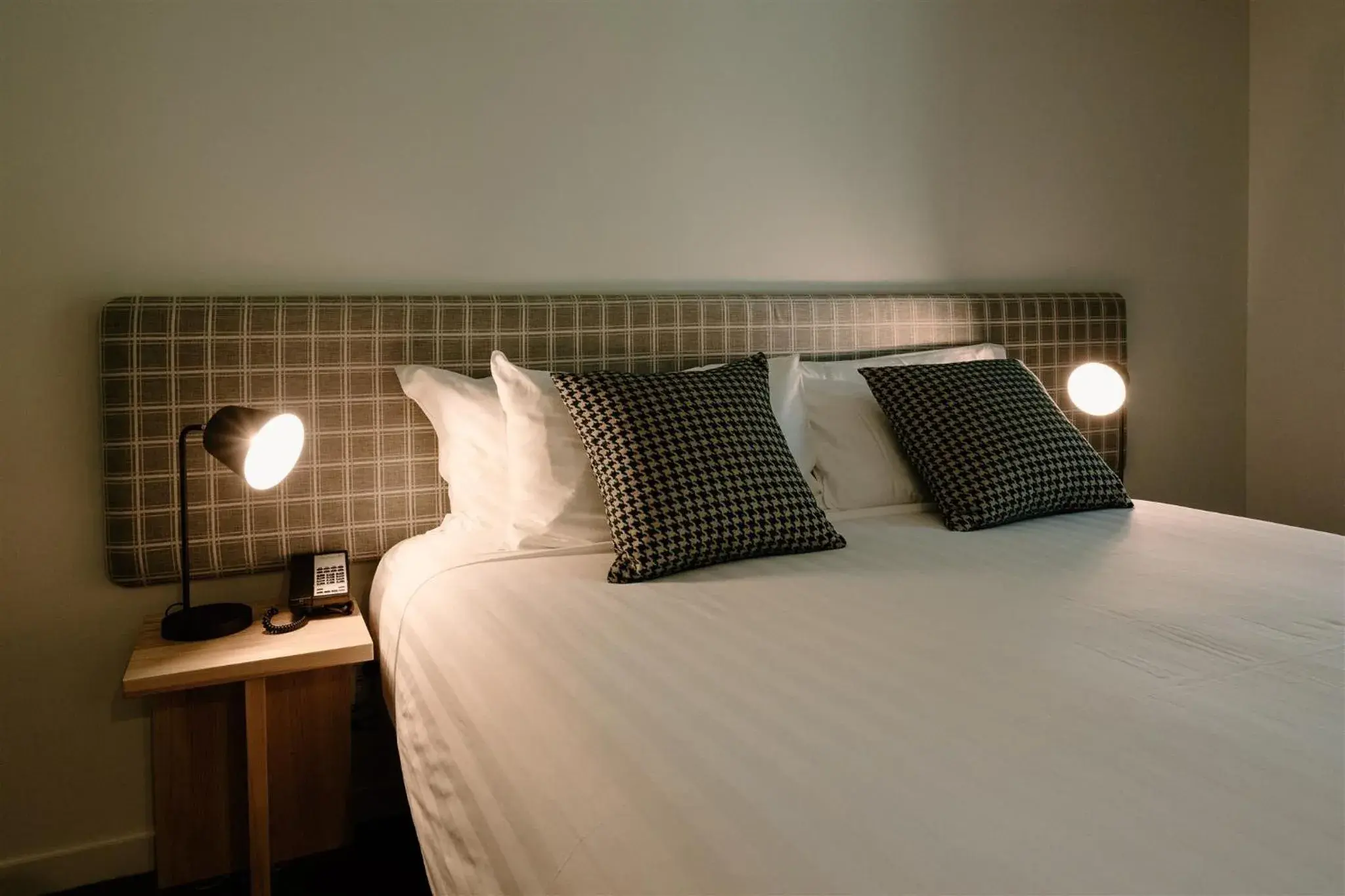 Bed in Edgewater Hotel Bed in Edgewater Hotel