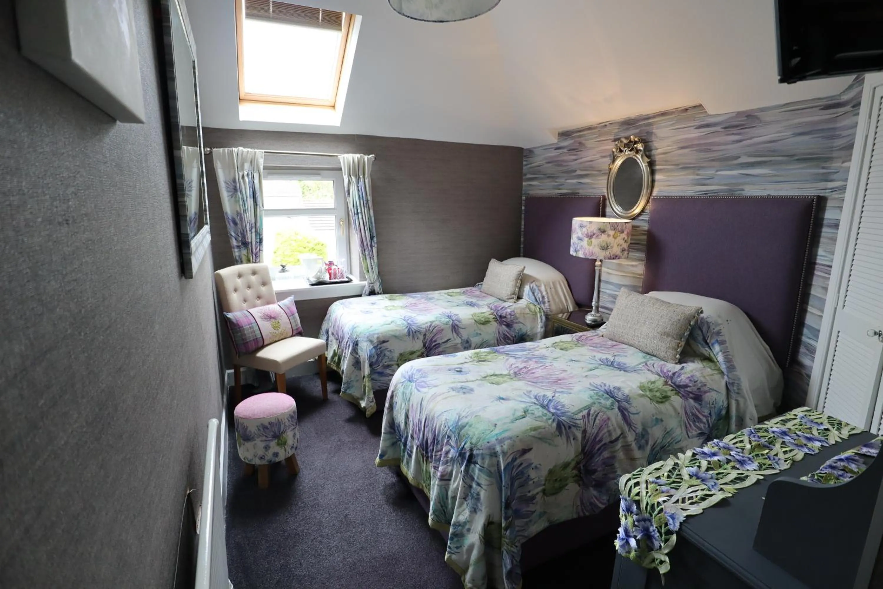 Photo of the whole room in Alltavona House