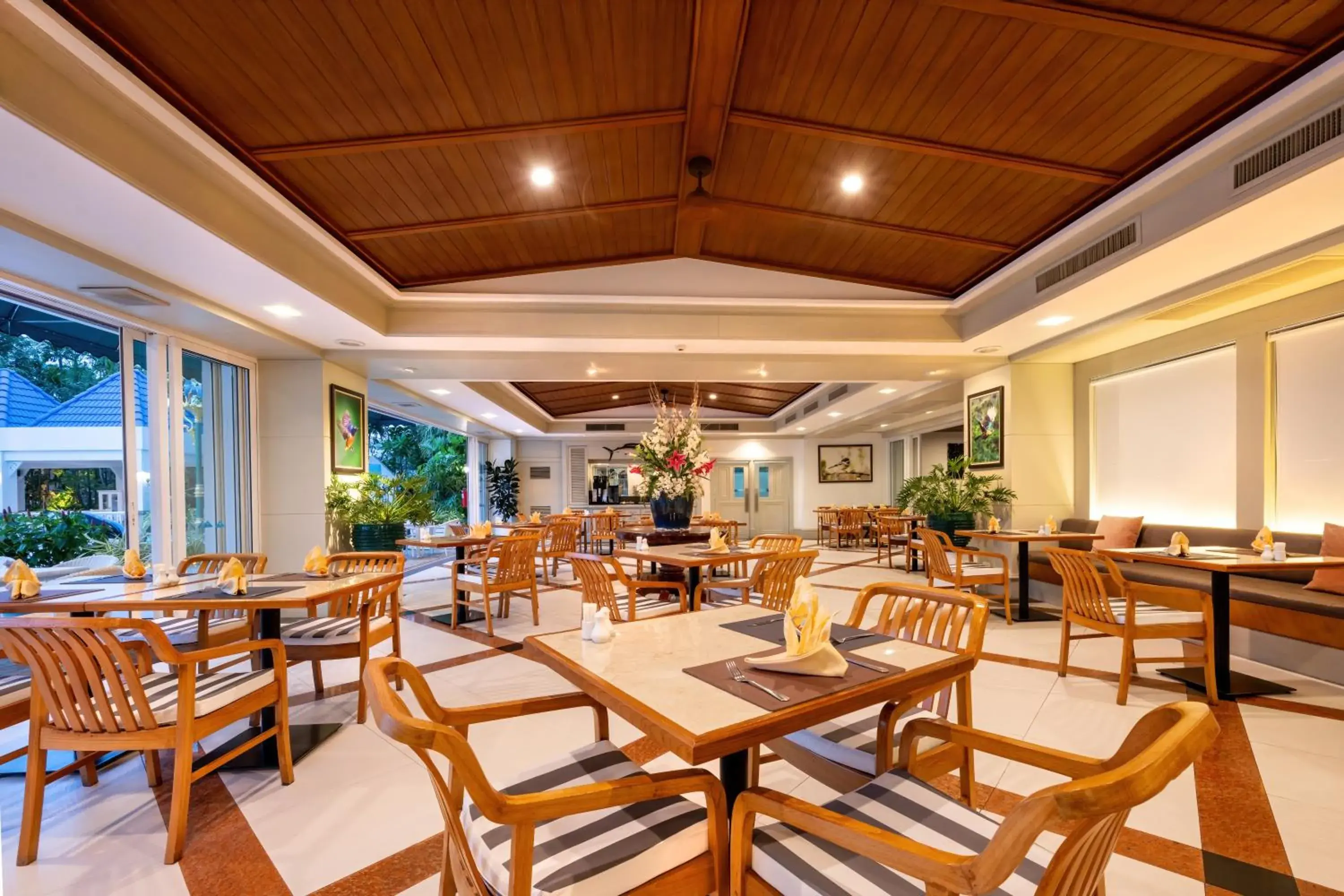 Restaurant/places to eat in Andaman Beach Suites Hotel, Patong Phuket Restaurant/places to eat in Andaman Beach Suites Hotel, Patong Phuket