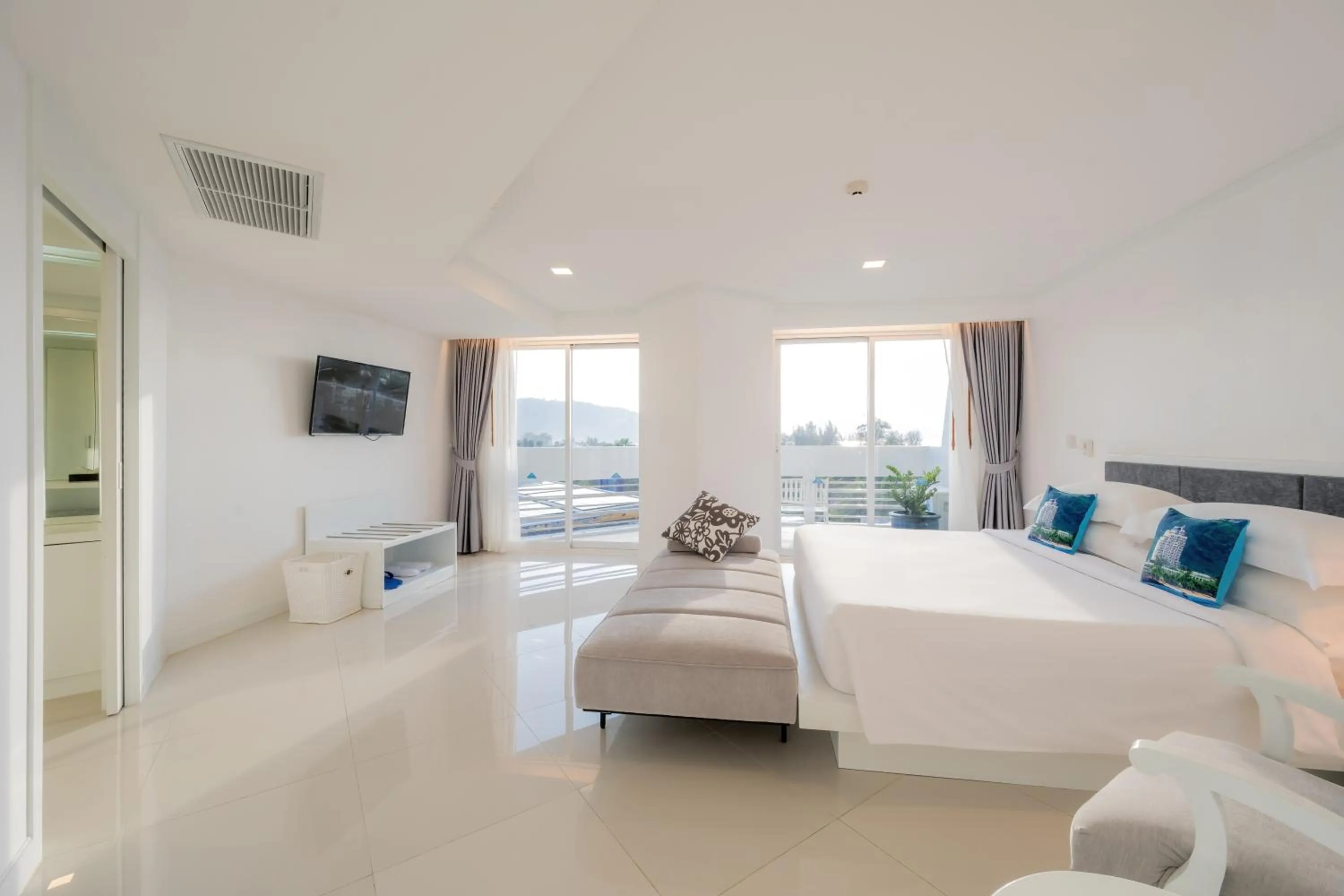 Bedroom, Bed in Andaman Beach Suites Hotel, Patong Phuket