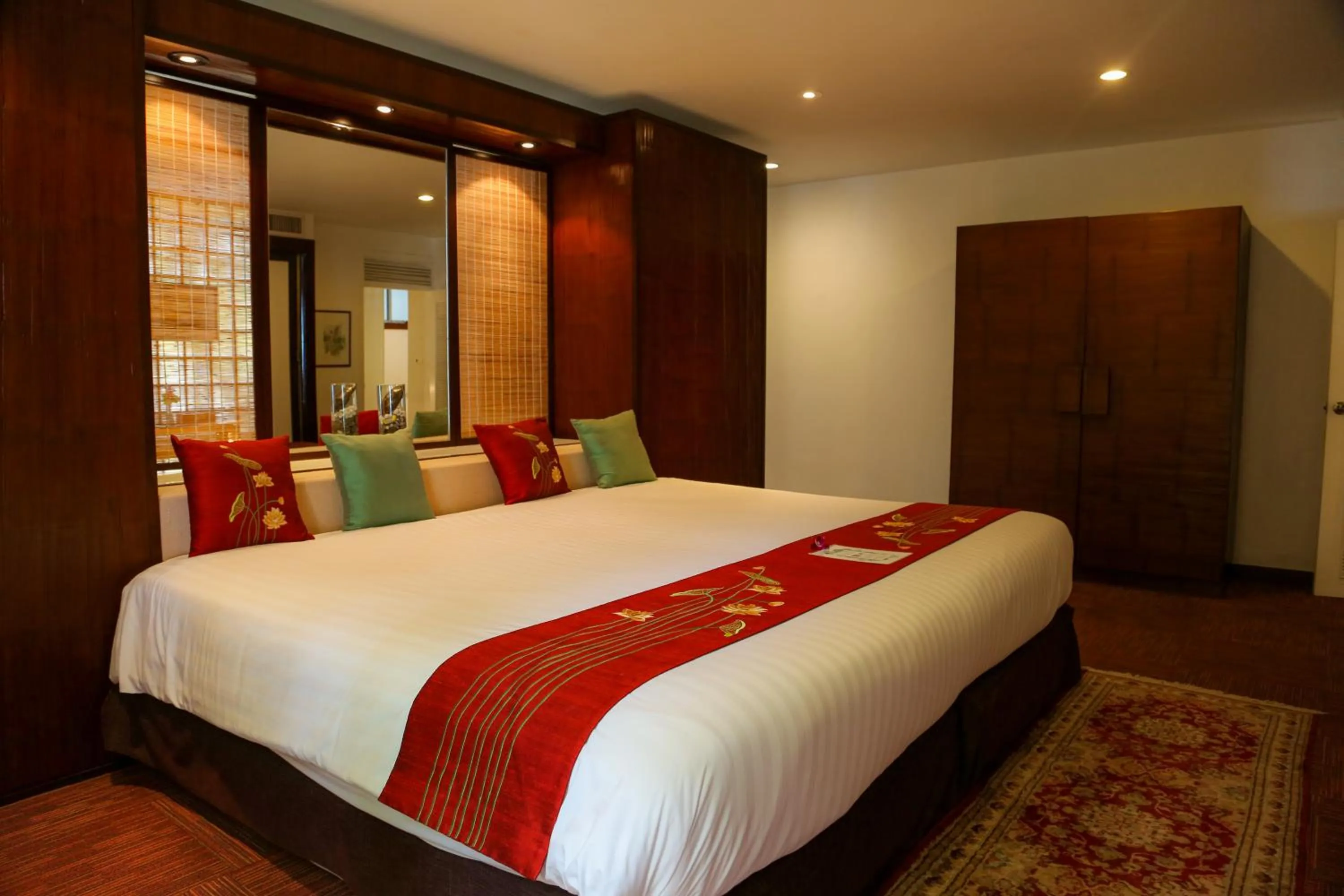 Bed in Mom Tri's Villa Royale - SHA Plus