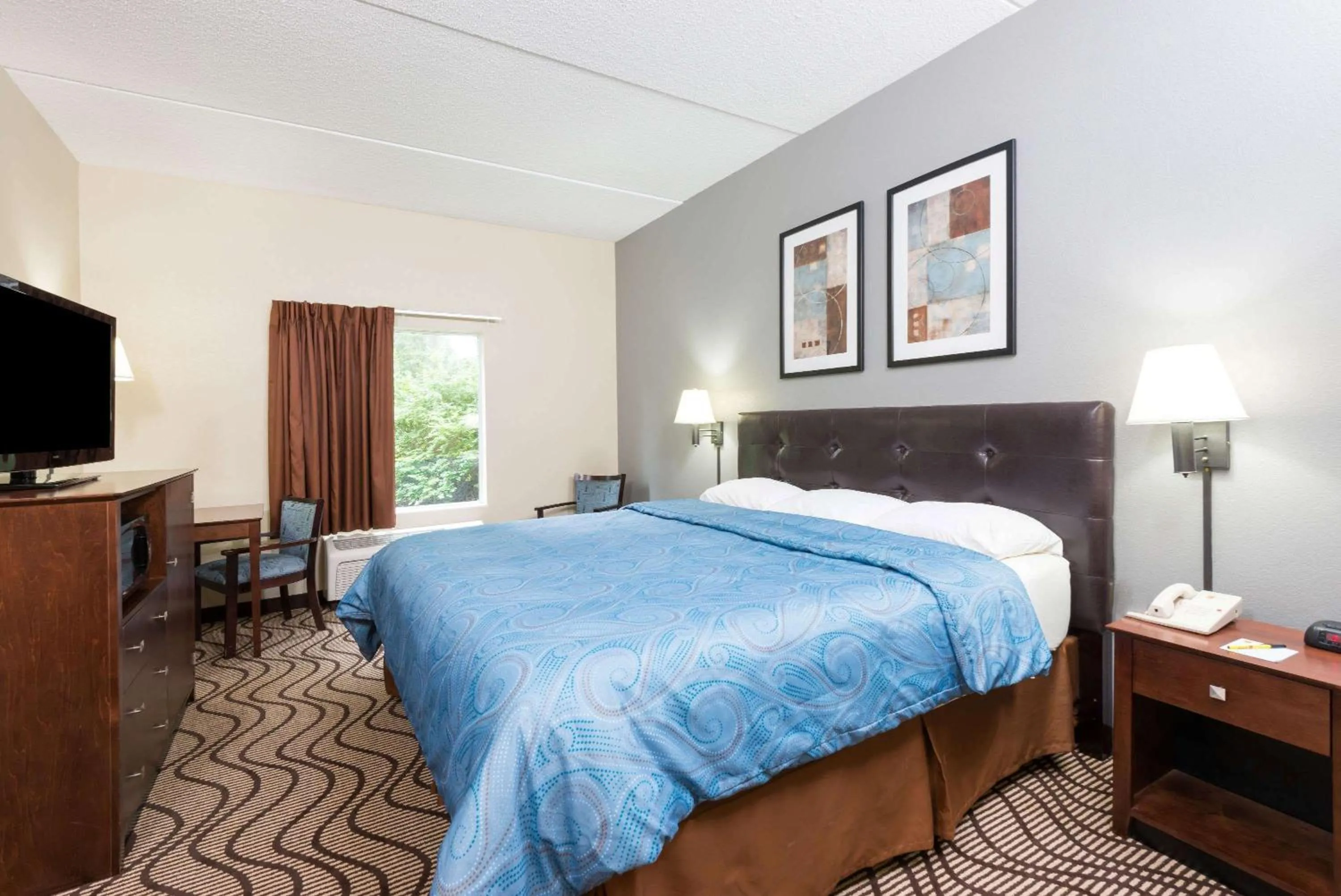 On site, Bed in Super 8 by Wyndham Mars/Cranberry/Pittsburgh Area