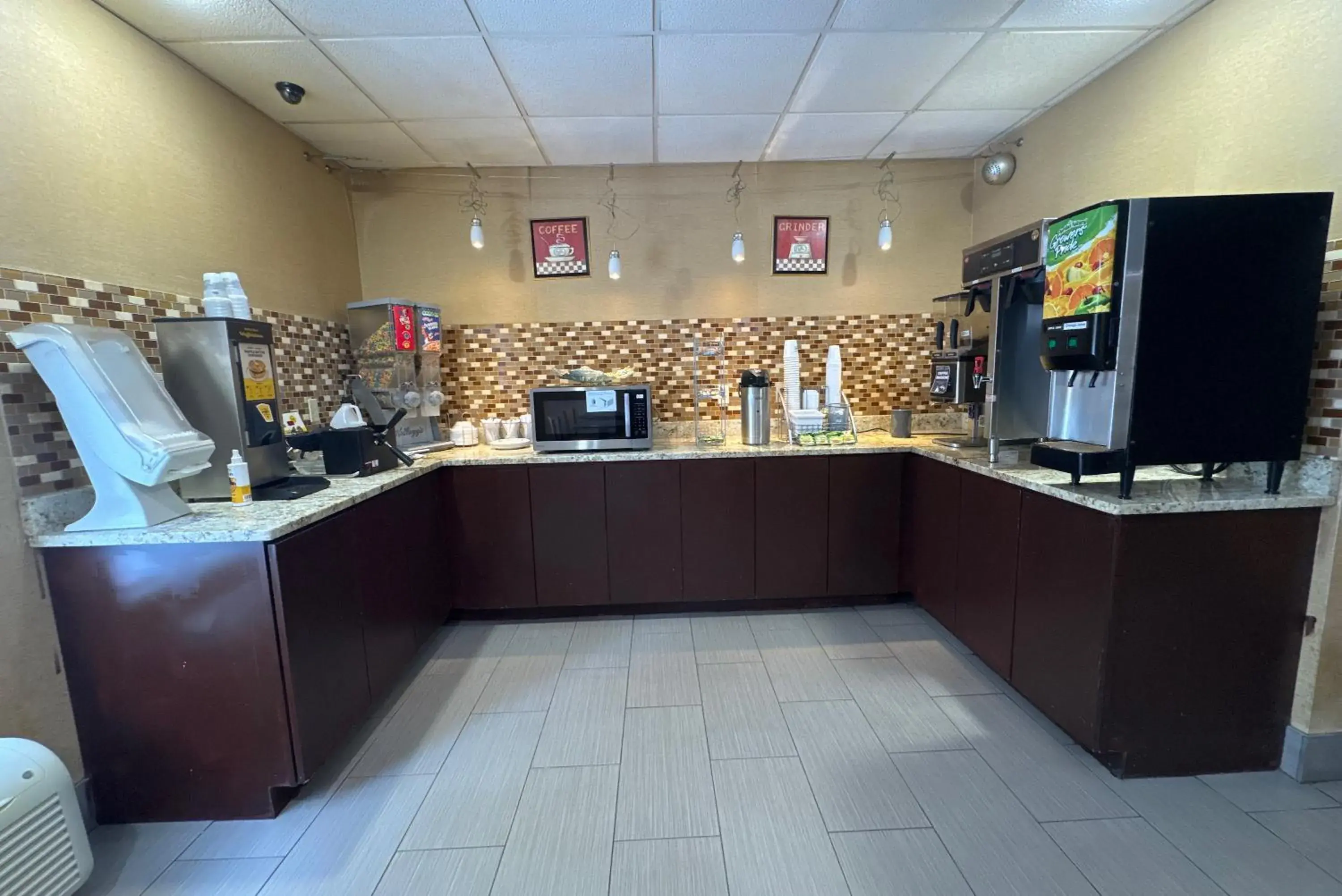 Breakfast in Super 8 by Wyndham Mars/Cranberry/Pittsburgh Area Breakfast in Super 8 by Wyndham Mars/Cranberry/Pittsburgh Area