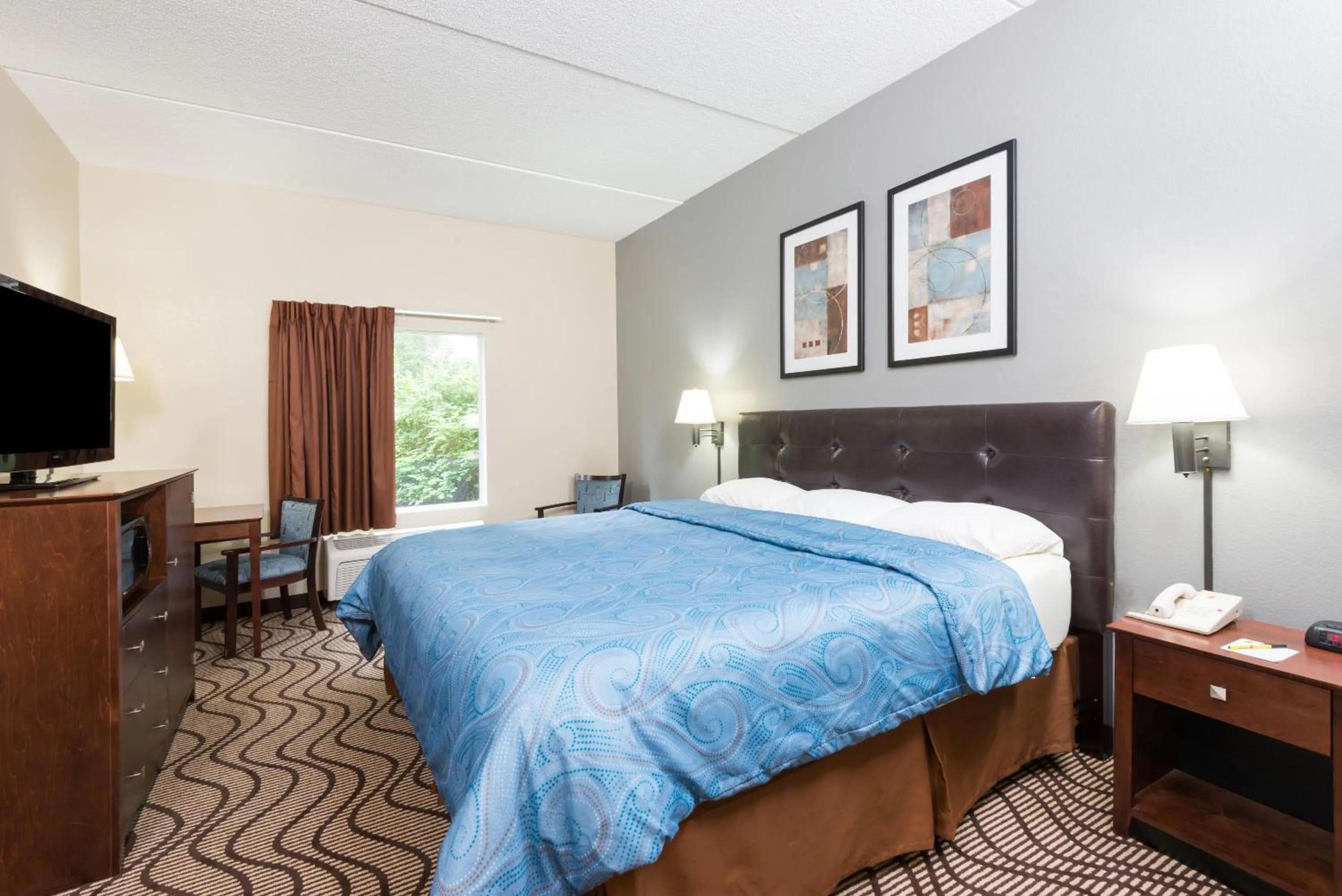 Photo of the whole room, Bed in Super 8 by Wyndham Mars/Cranberry/Pittsburgh Area