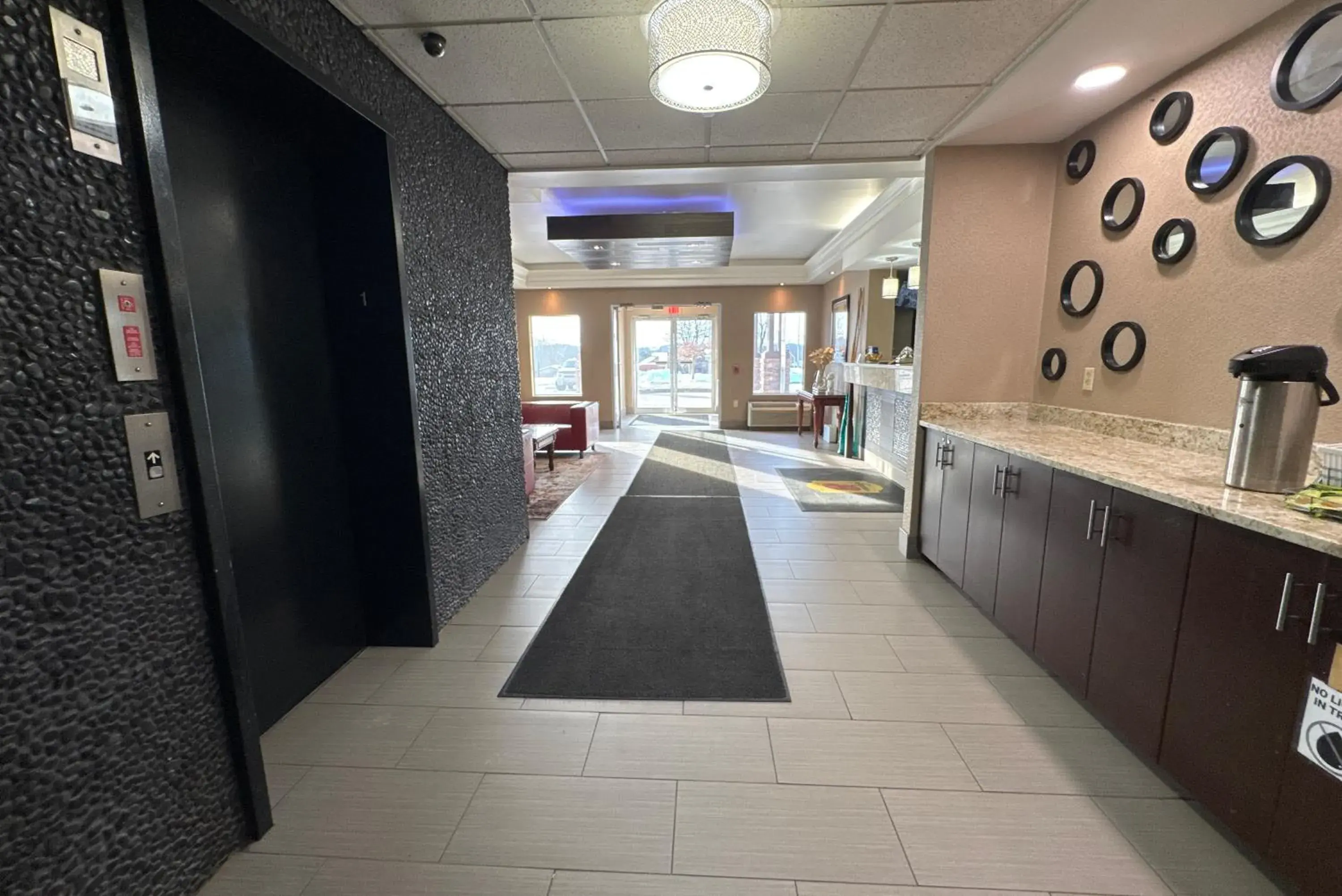 Lobby or reception in Super 8 by Wyndham Mars/Cranberry/Pittsburgh Area Lobby or reception in Super 8 by Wyndham Mars/Cranberry/Pittsburgh Area