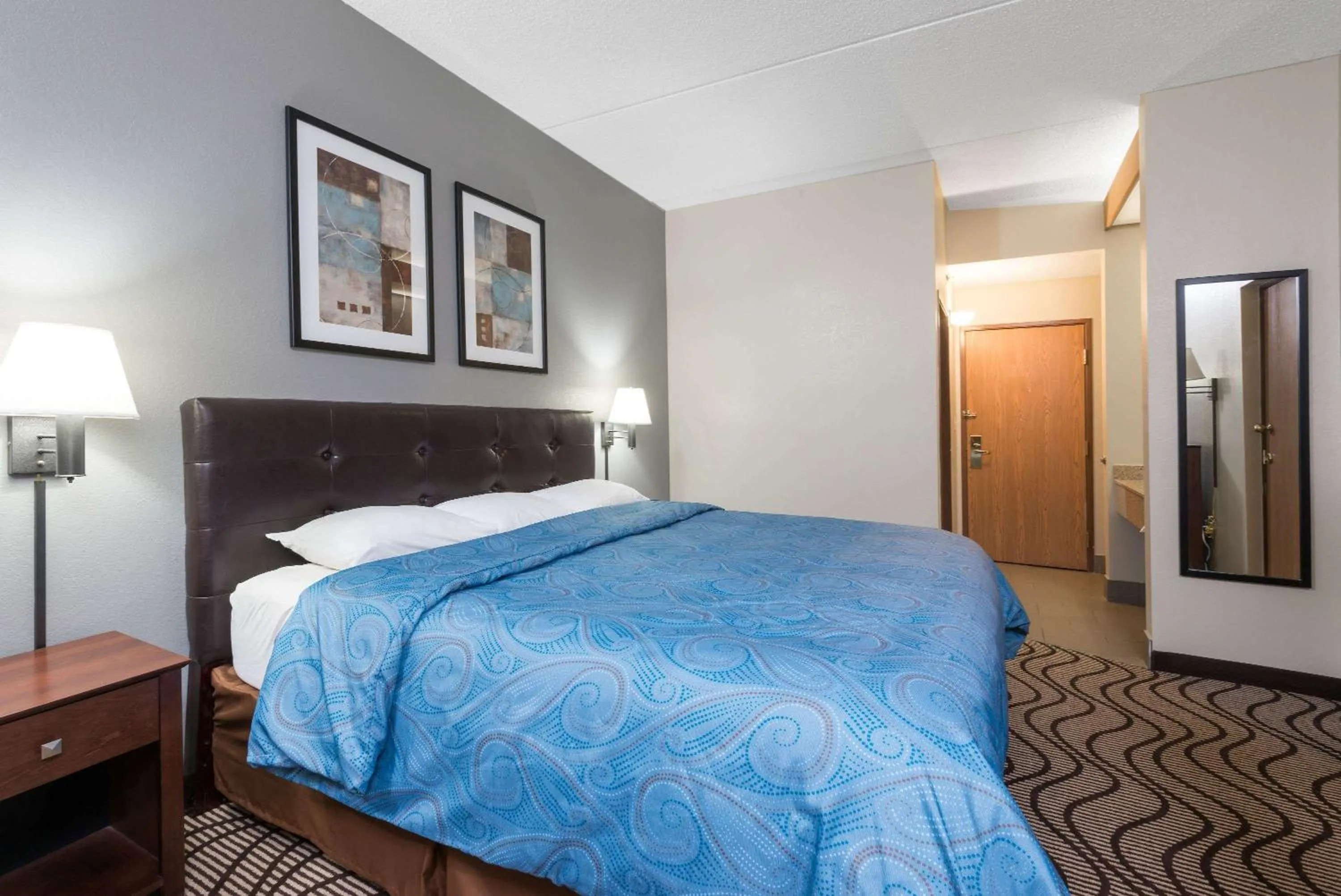 On site, Bed in Super 8 by Wyndham Mars/Cranberry/Pittsburgh Area