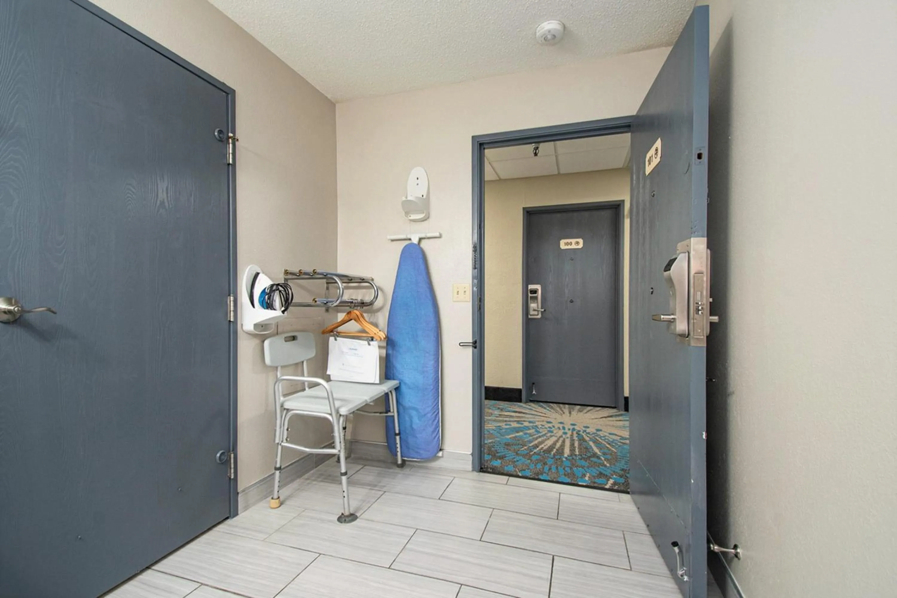 Bedroom in Days Inn & Suites by Wyndham Mt Pleasant