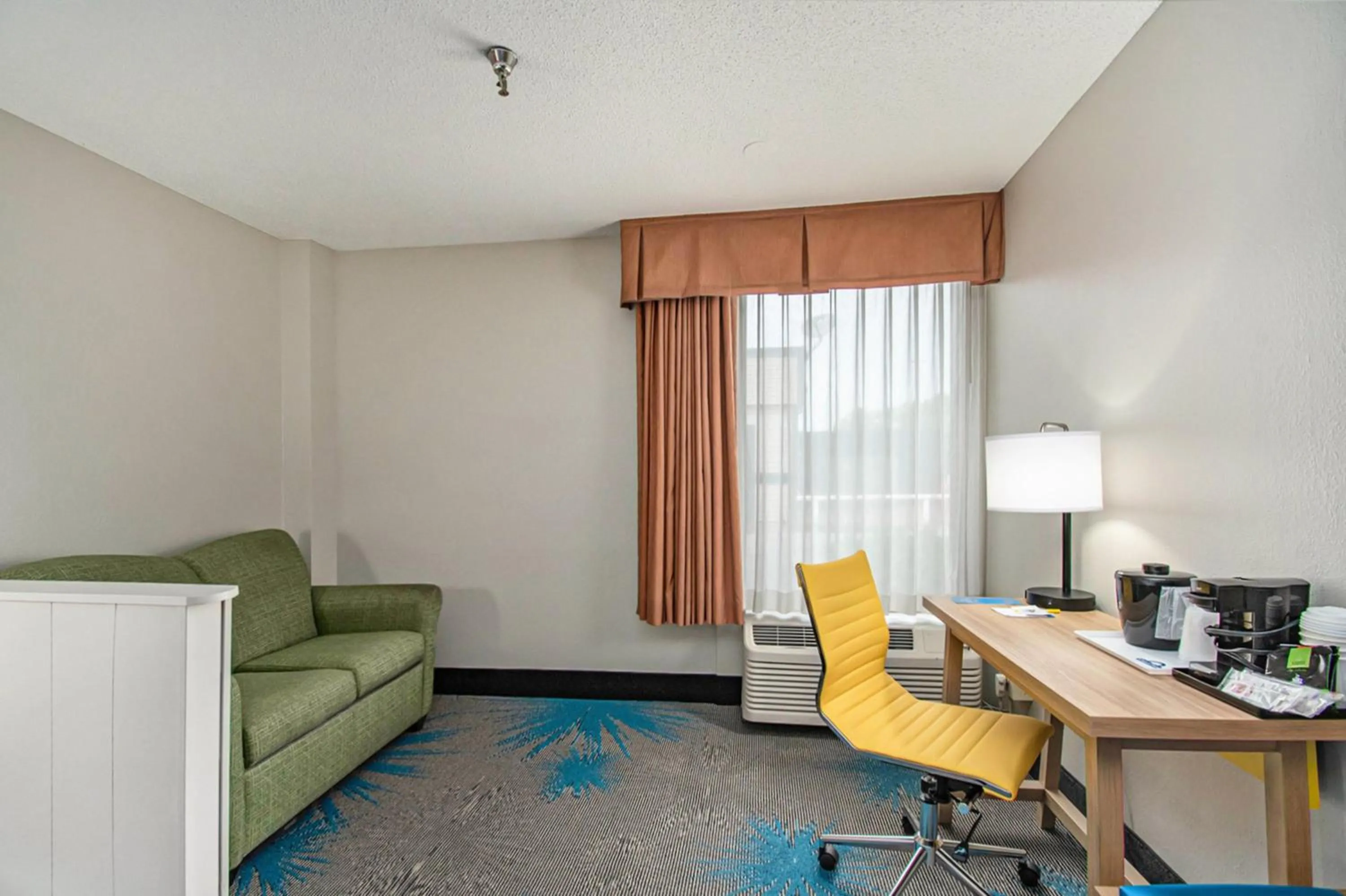 Seating area in Days Inn & Suites by Wyndham Mt Pleasant