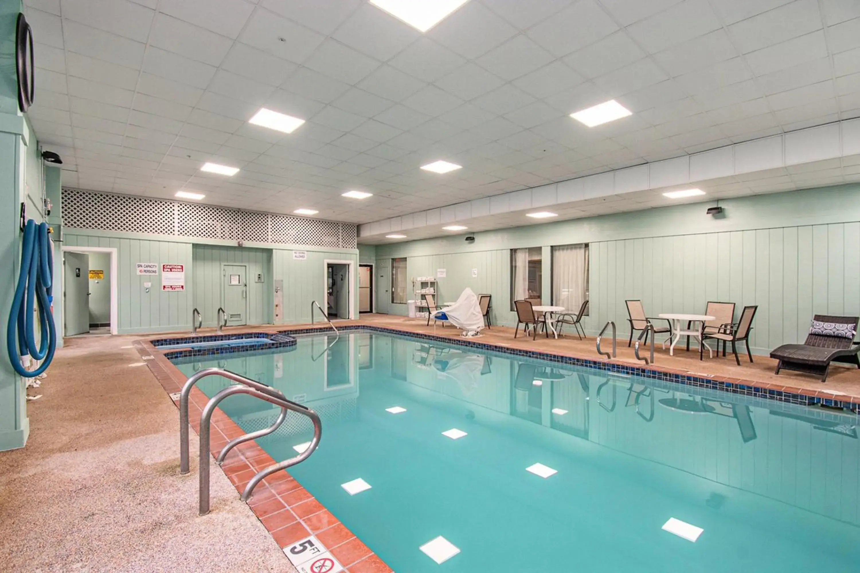 Swimming pool in Days Inn & Suites by Wyndham Mt Pleasant Swimming pool in Days Inn & Suites by Wyndham Mt Pleasant