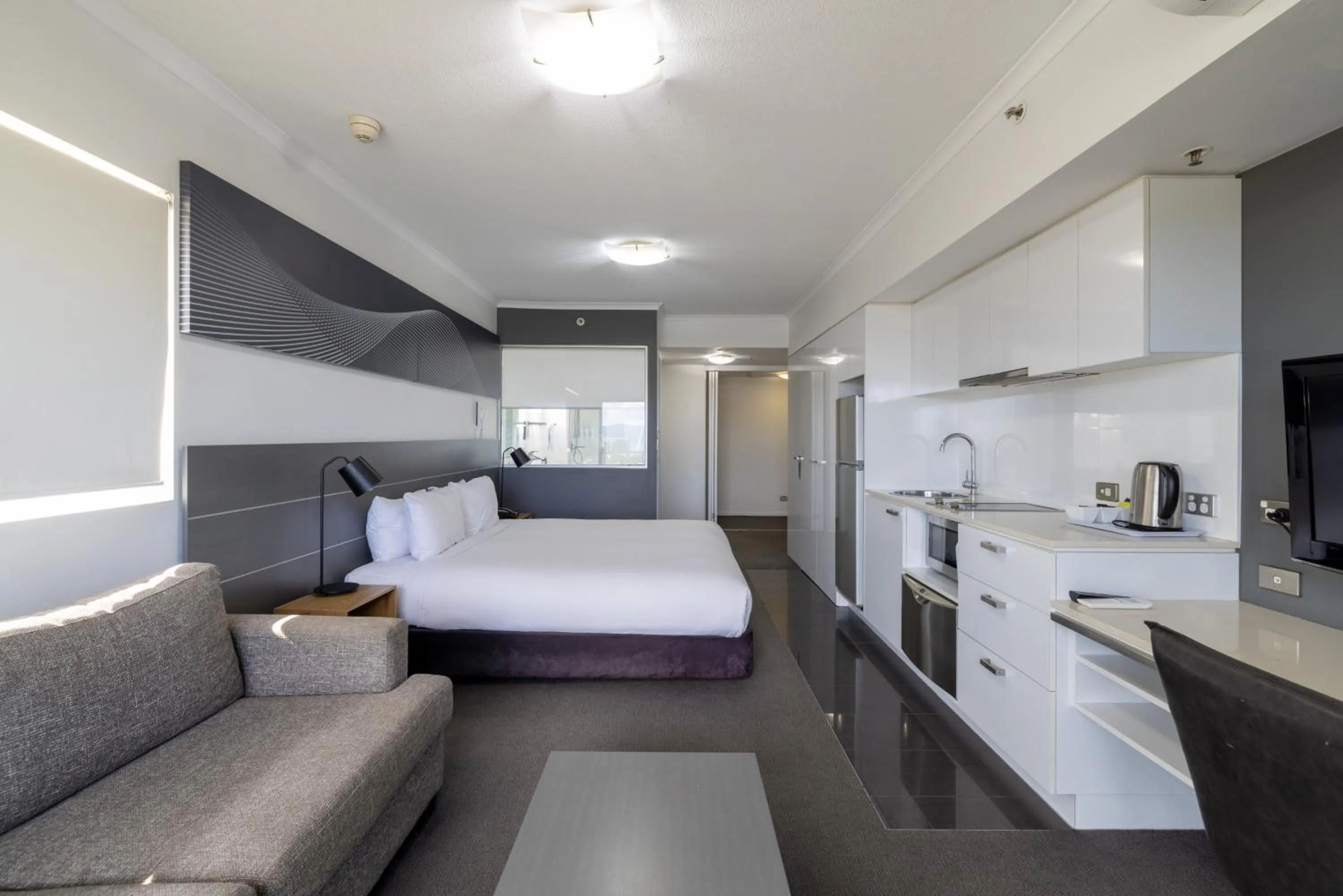 Photo of the whole room, Bed in Oaks Townsville Hotel