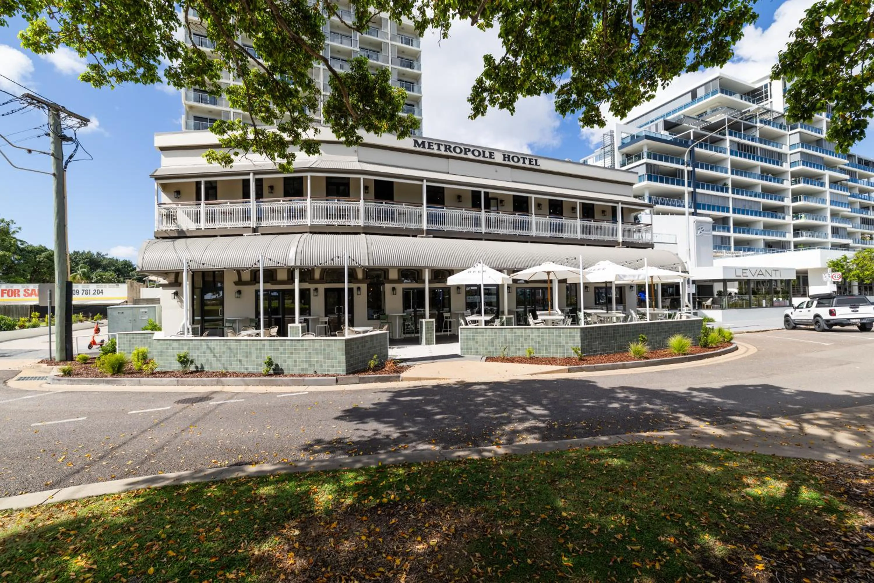 Property building in Oaks Townsville Hotel